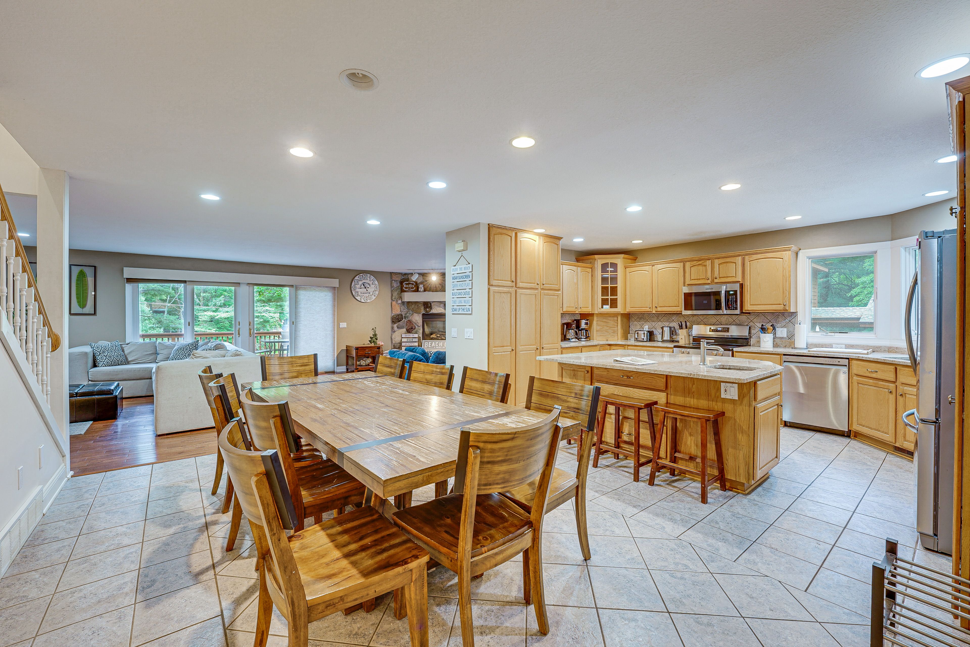 Kitchen & Dining