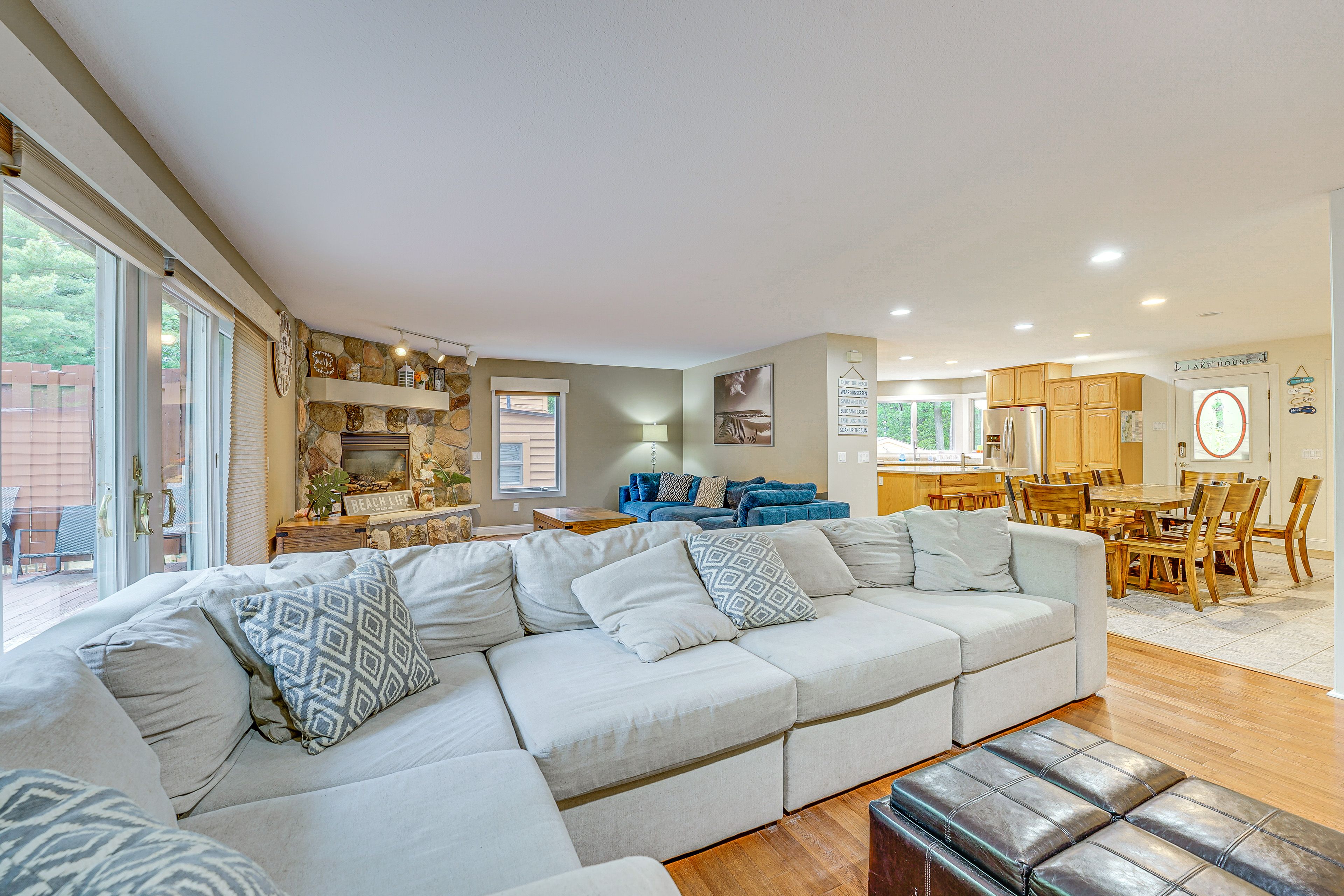 Living Room | Free WiFi | Central Heat & A/C