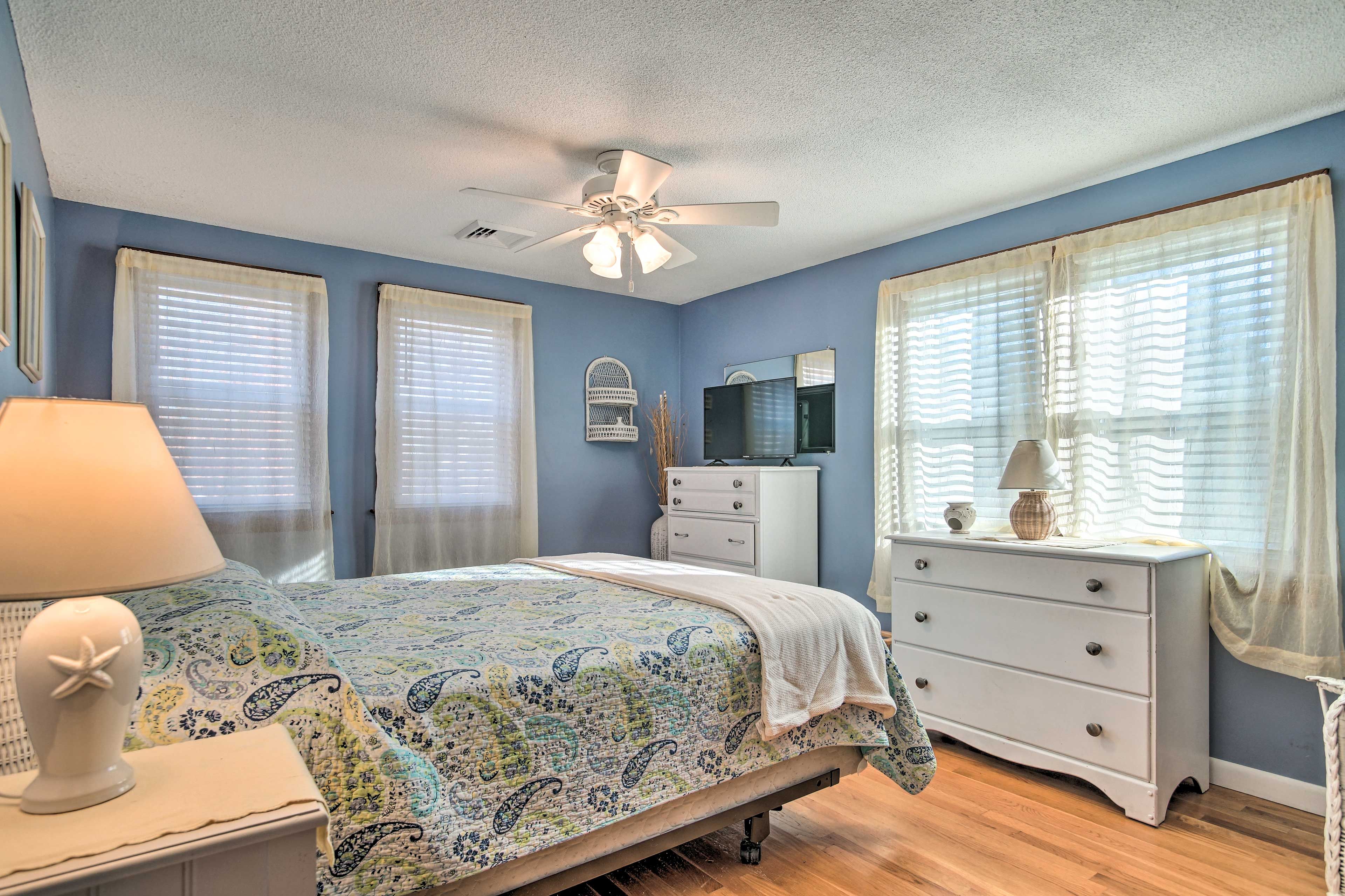 Bedroom 1 | Queen Bed | 2nd Floor | Stairs Required
