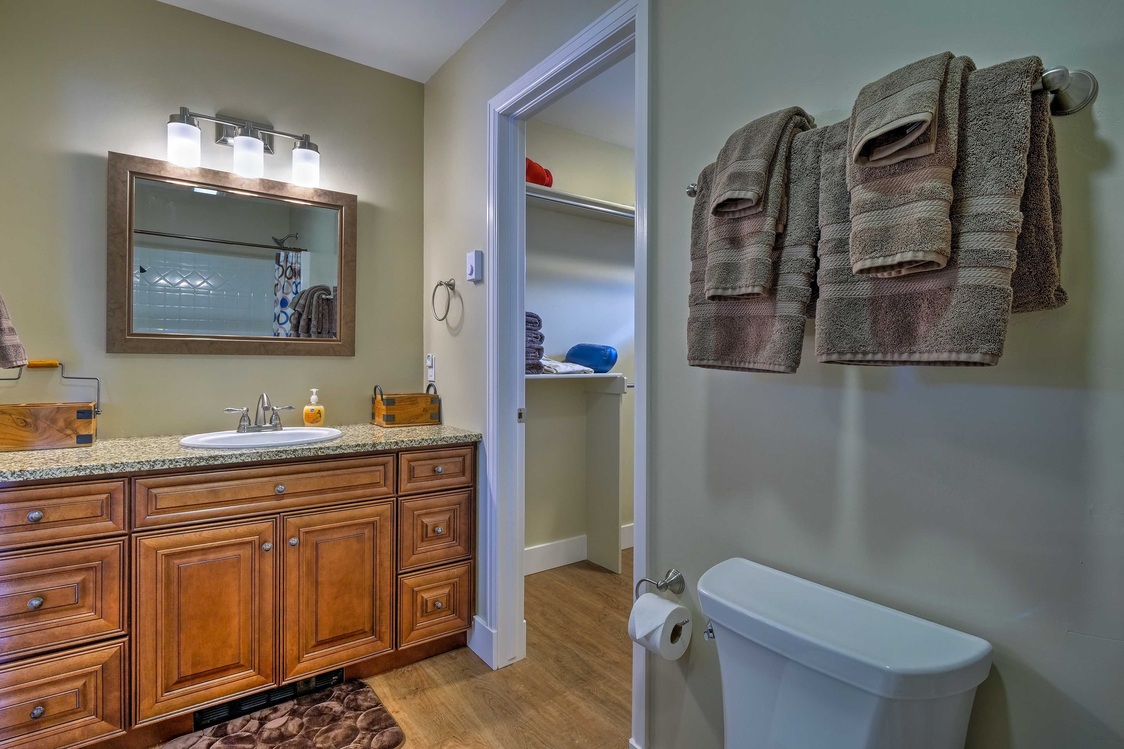 Full Bathroom | Toiletries Provided