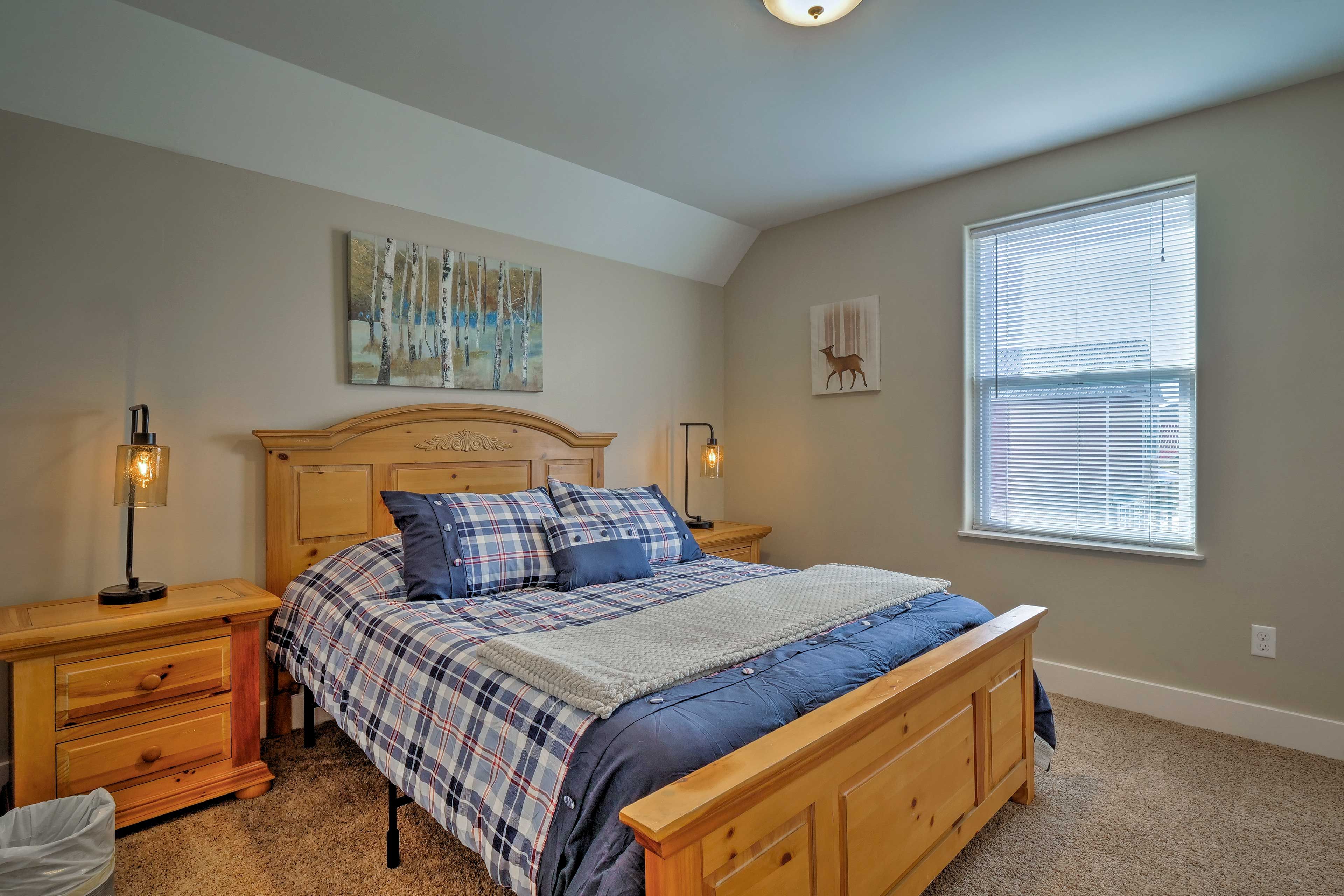 Bedroom 2 | Queen Bed