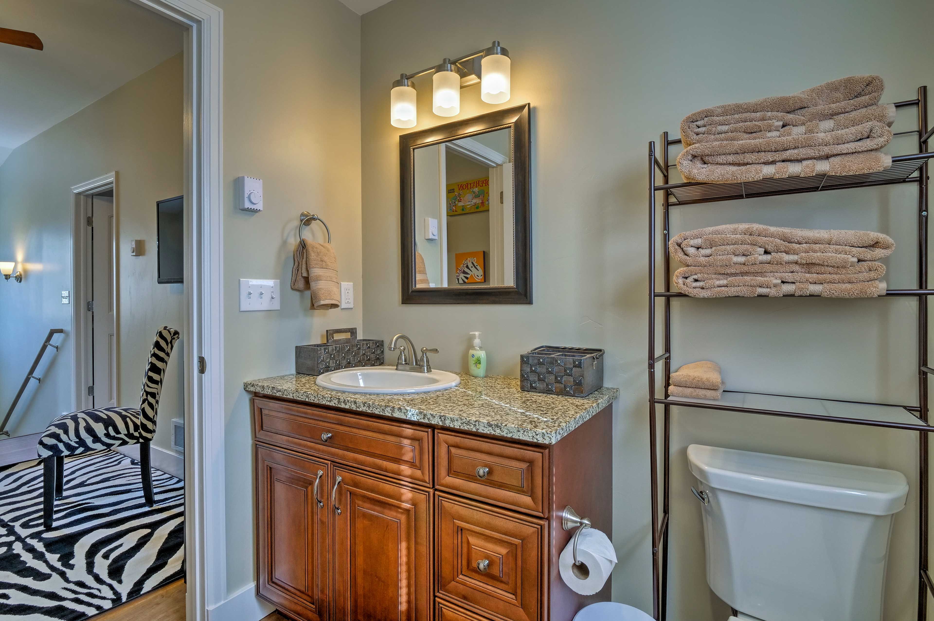 Full Bathroom | Towels Provided