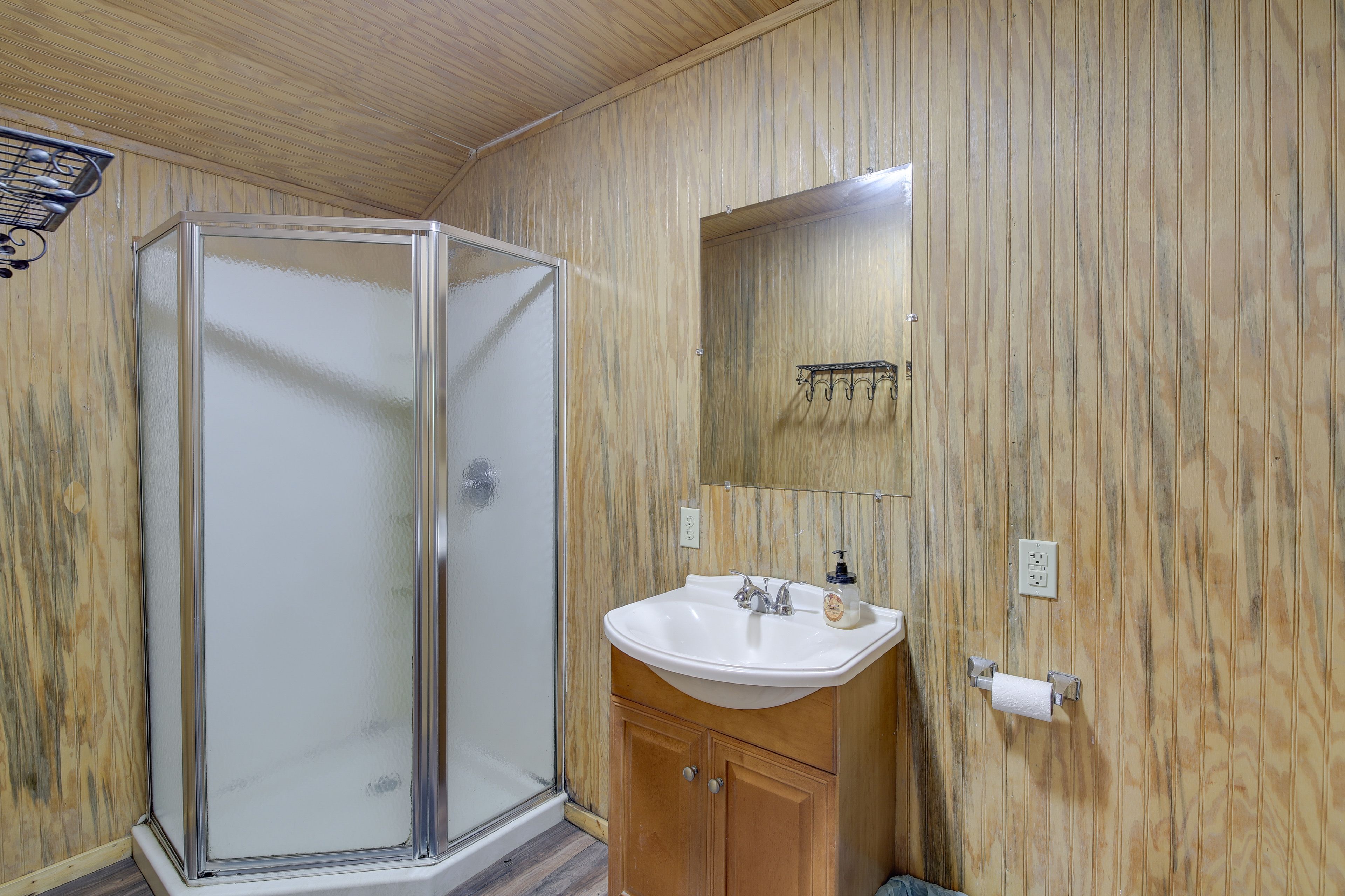Bathroom | Complimentary Toiletries | Towels Provided