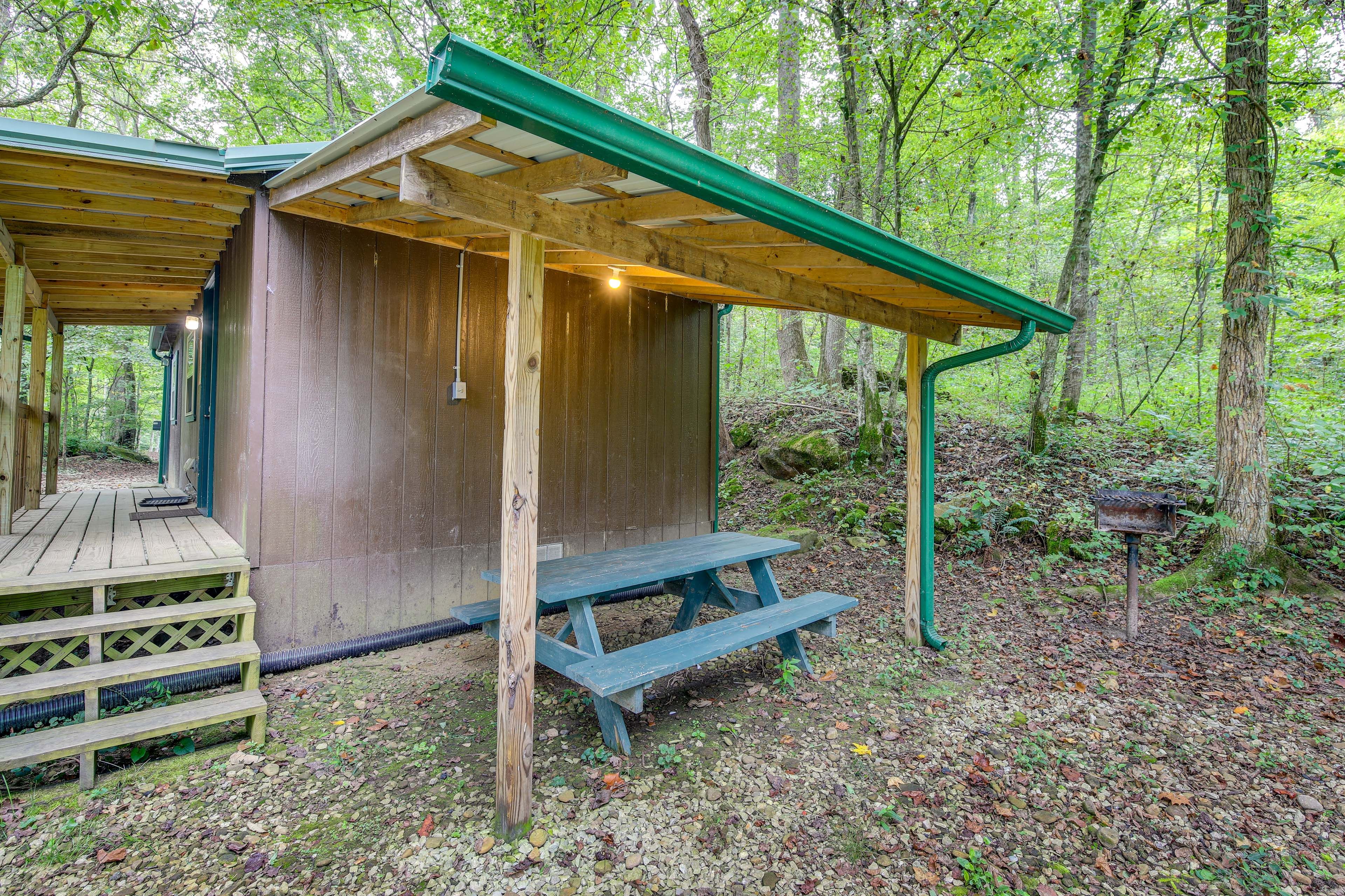 Covered Patio w/ Picnic Table | Charcoal Grill