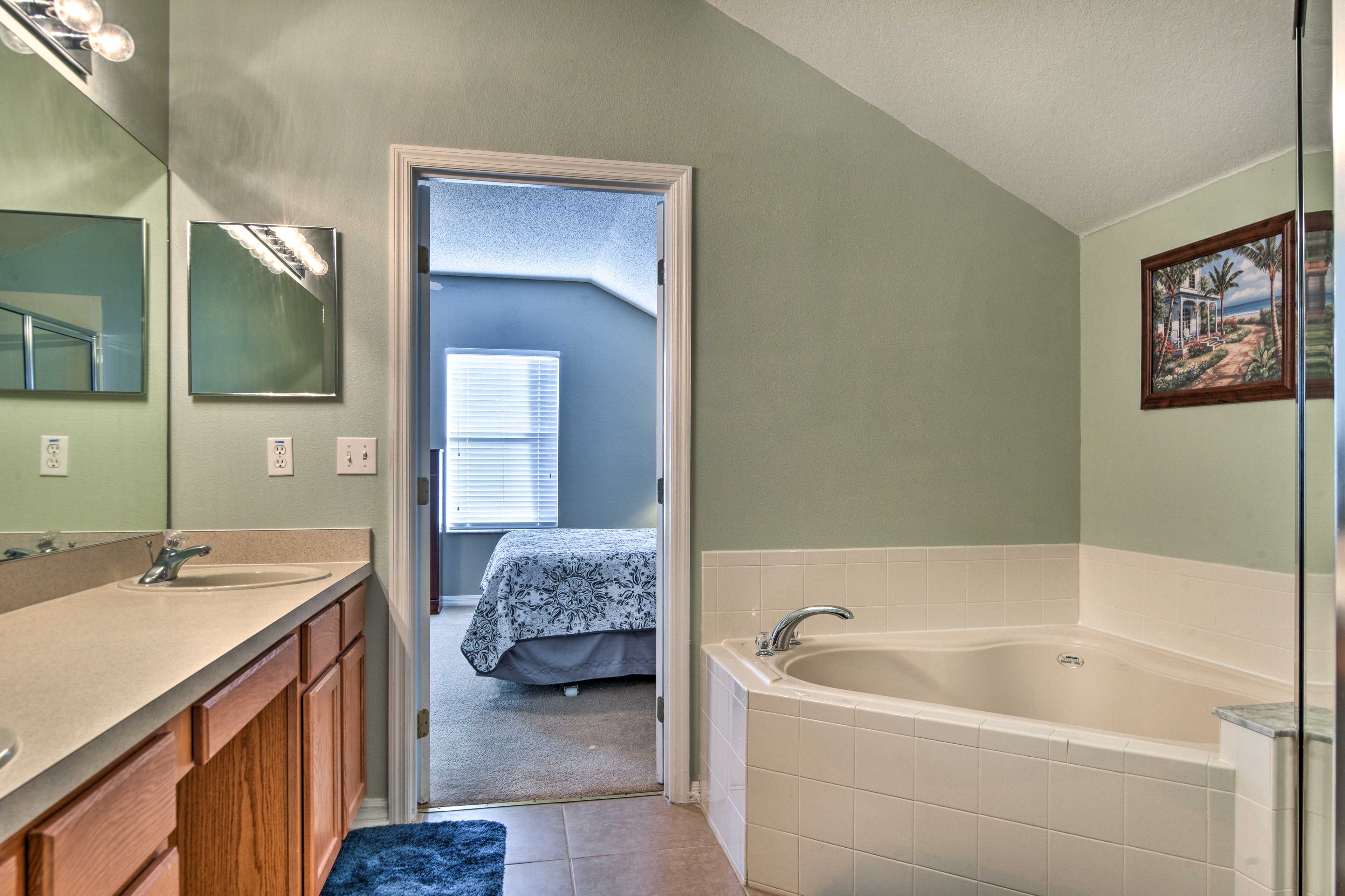 Full Bathroom | Towels Provided | 2nd Floor