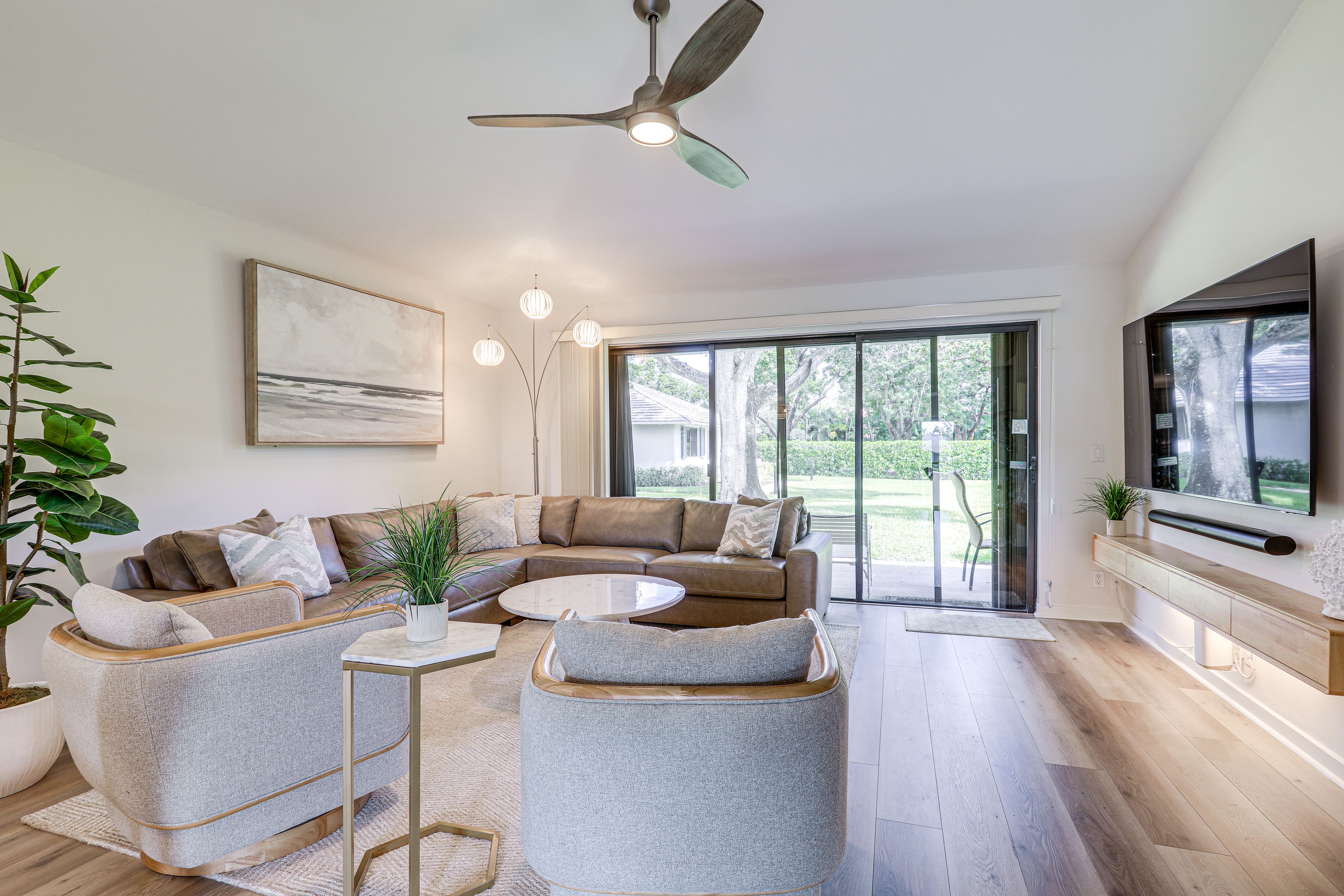 Living Room | Cable TV | Free WiFi | Central Heating & A/C