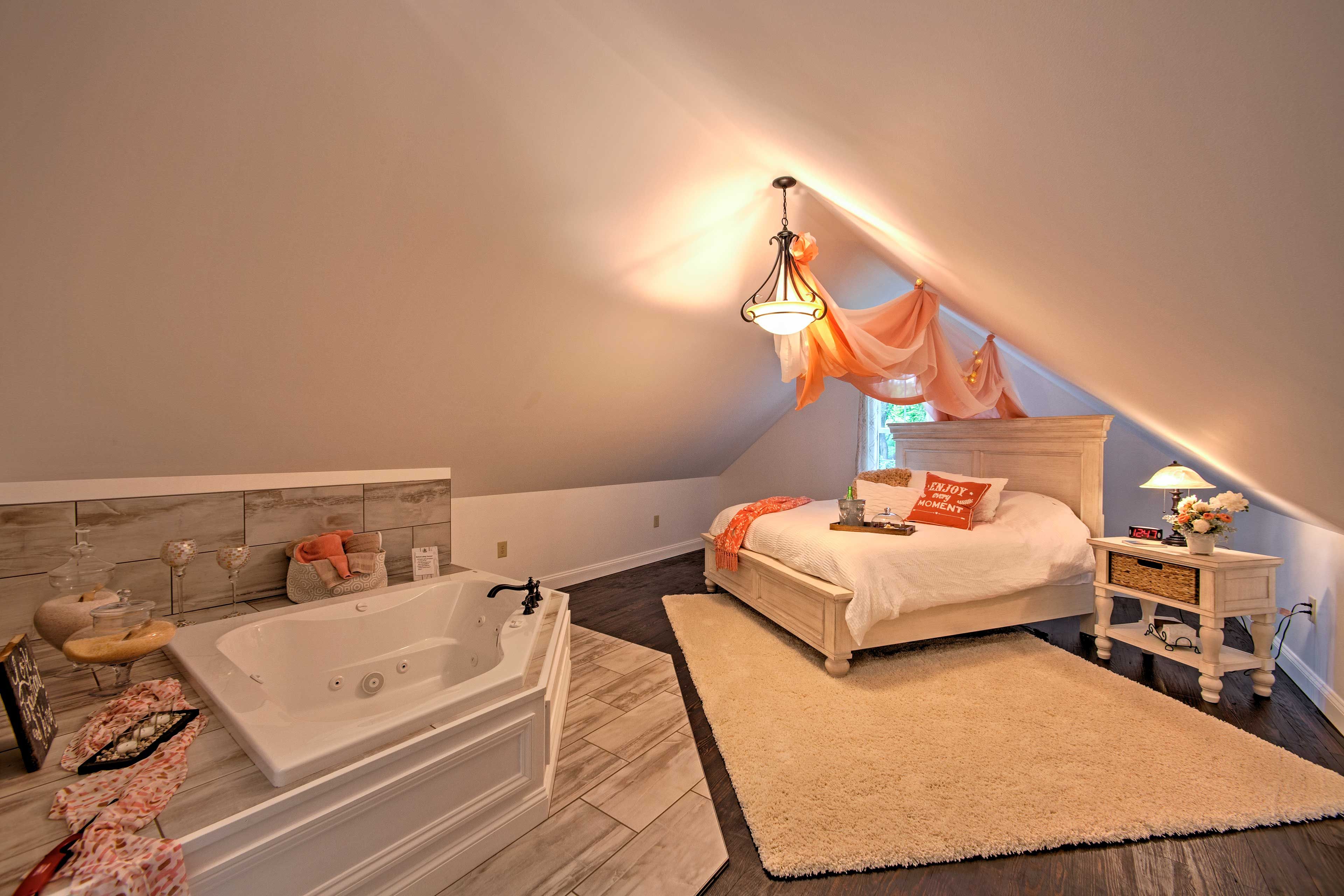 Bedroom | King Bed | Jacuzzi Tub