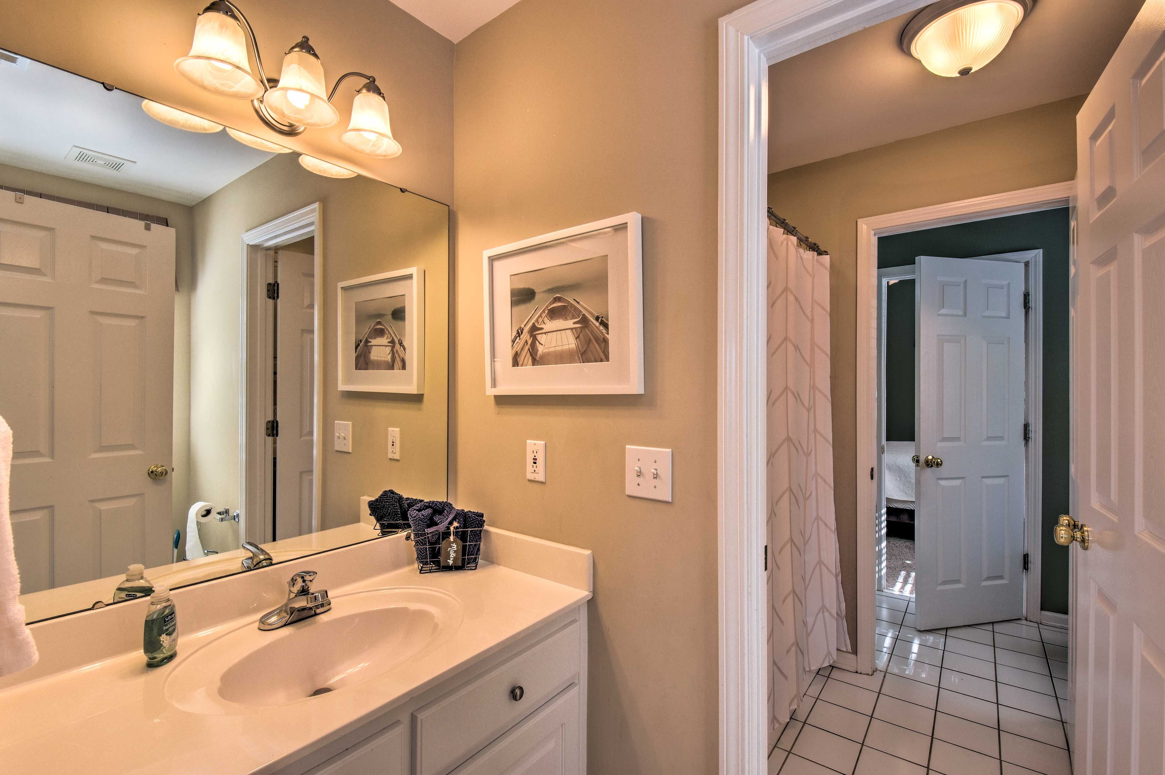 Full Bathroom 2 | Shared
