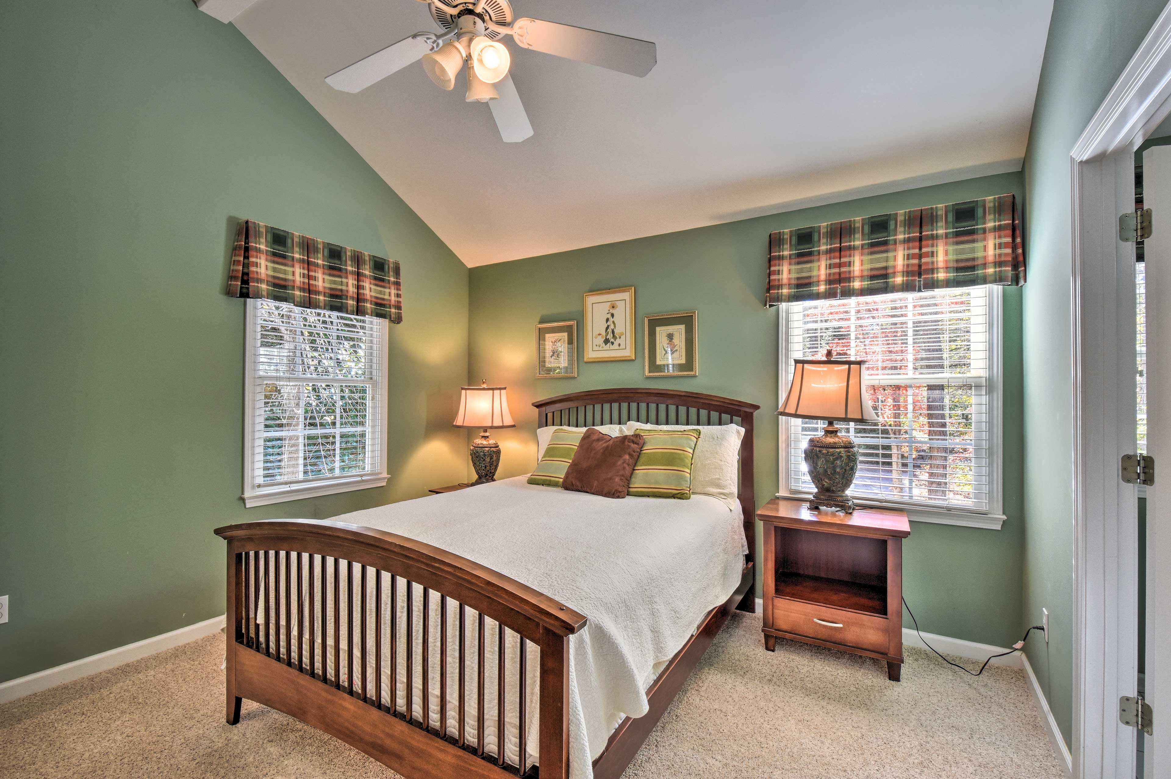 Bedroom 3 | Queen Bed