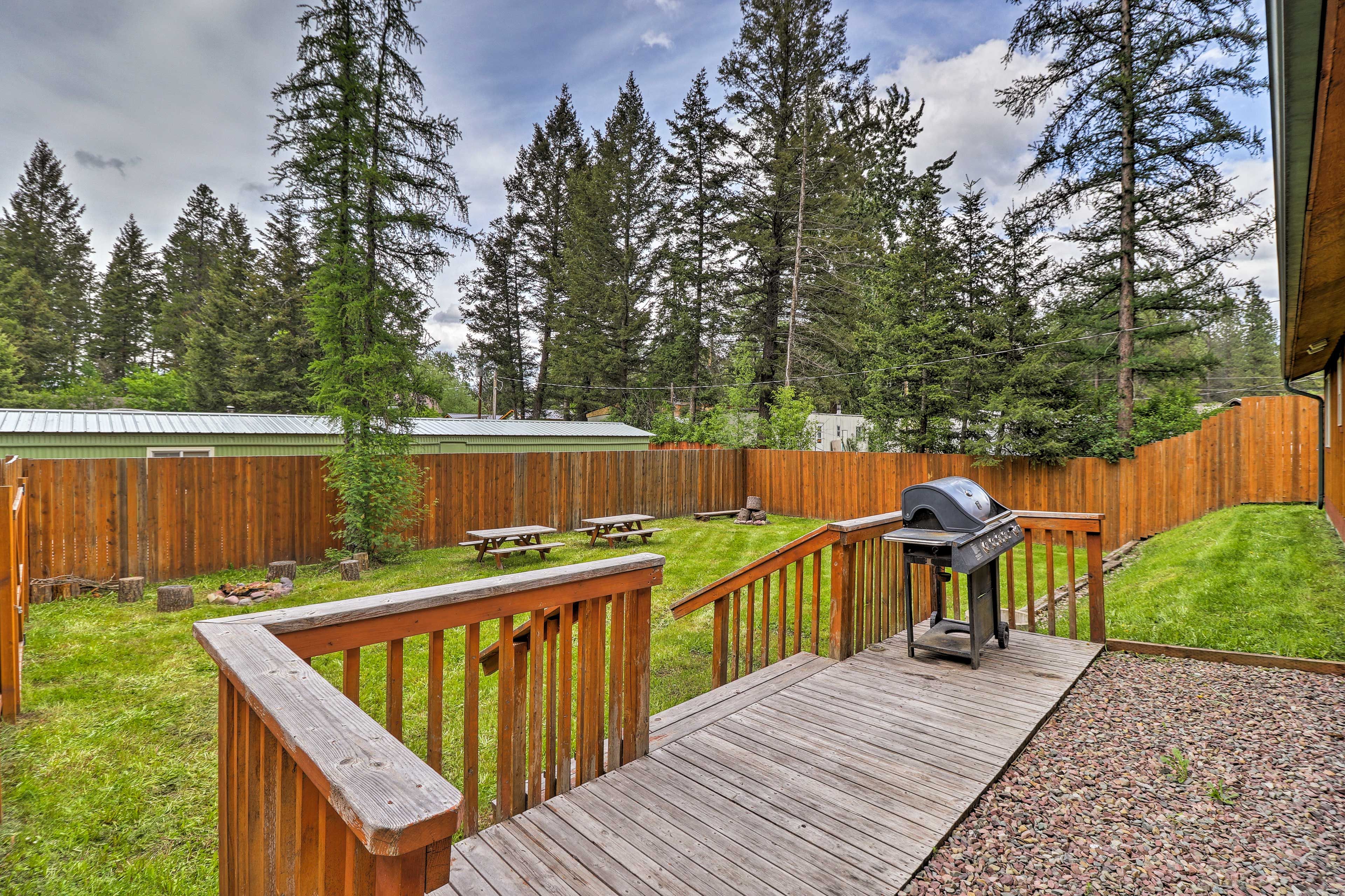 Deck | Gas Grill | Yard | Fire Pit | Picnic Tables