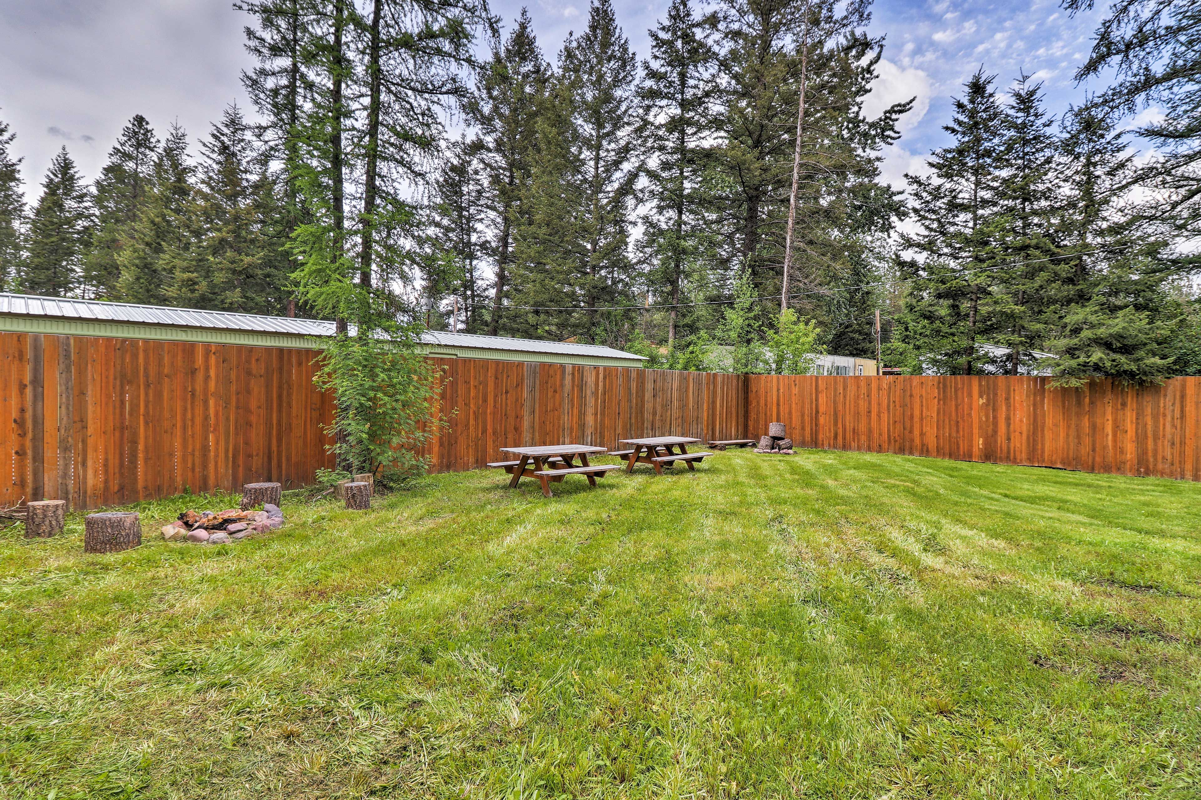 Deck | Gas Grill | Yard | Fire Pit | Picnic Tables