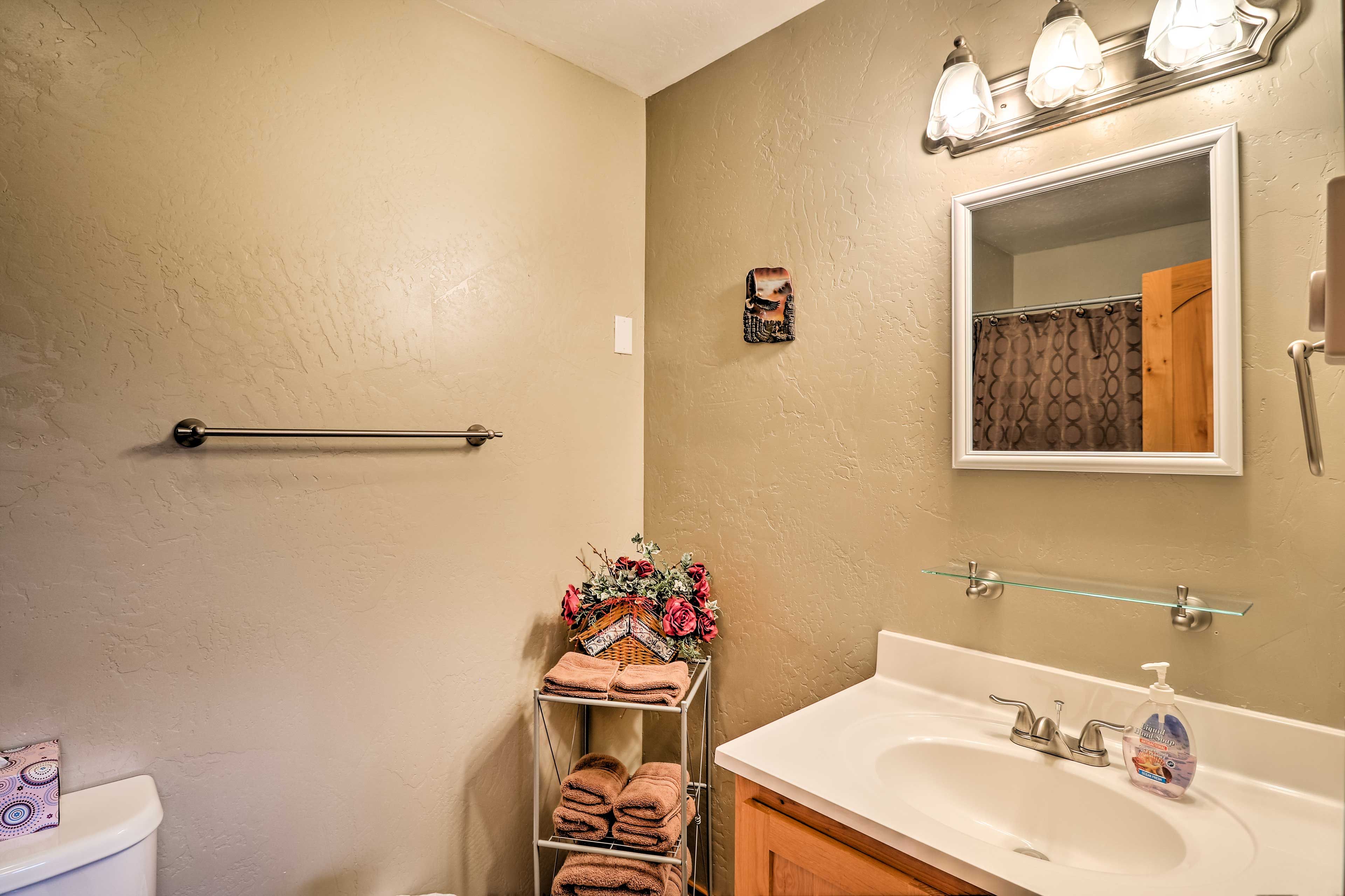 Full Bathroom | Towels Provided