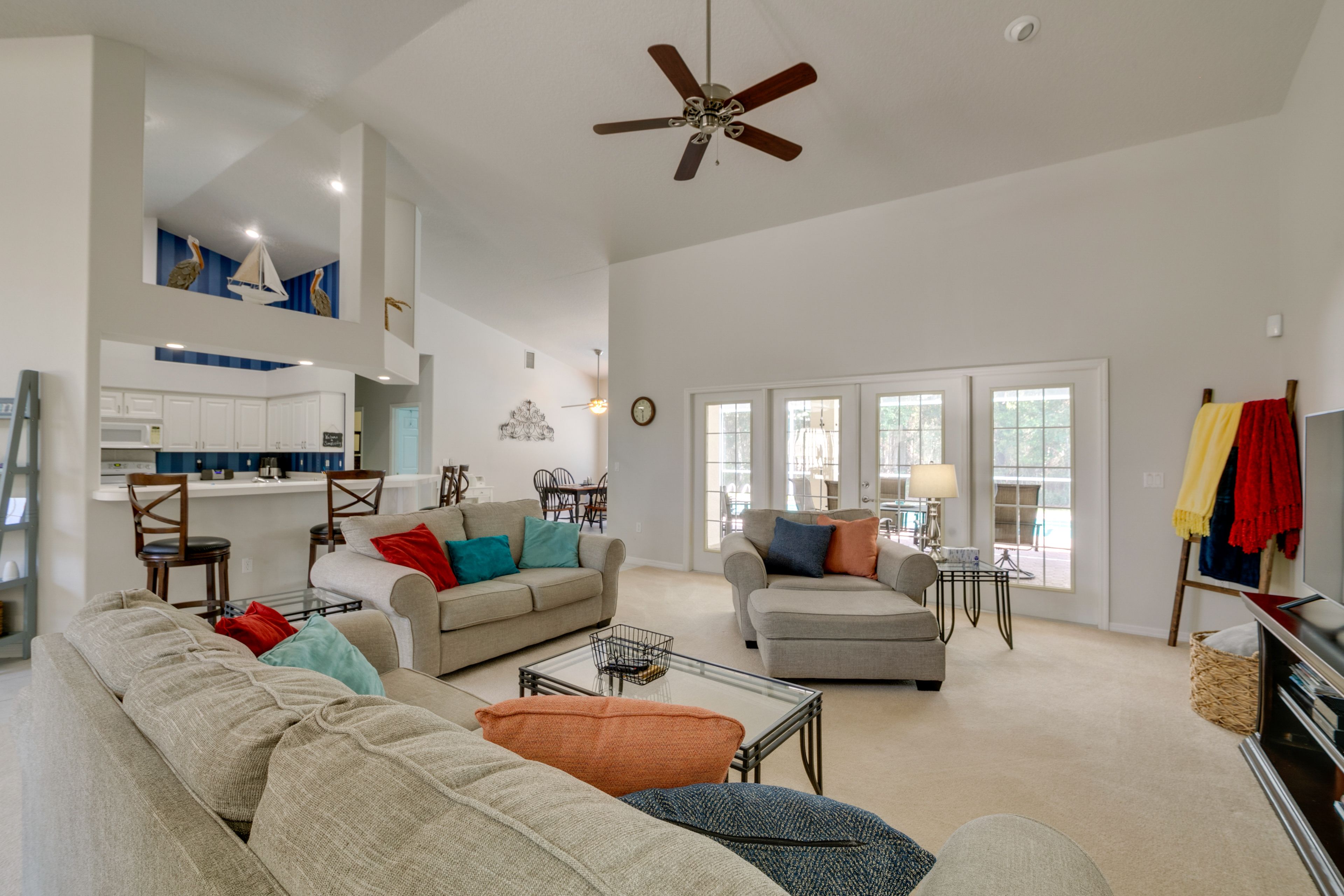 Living Room | Smart TV | Free WiFi | Central AC & Heating