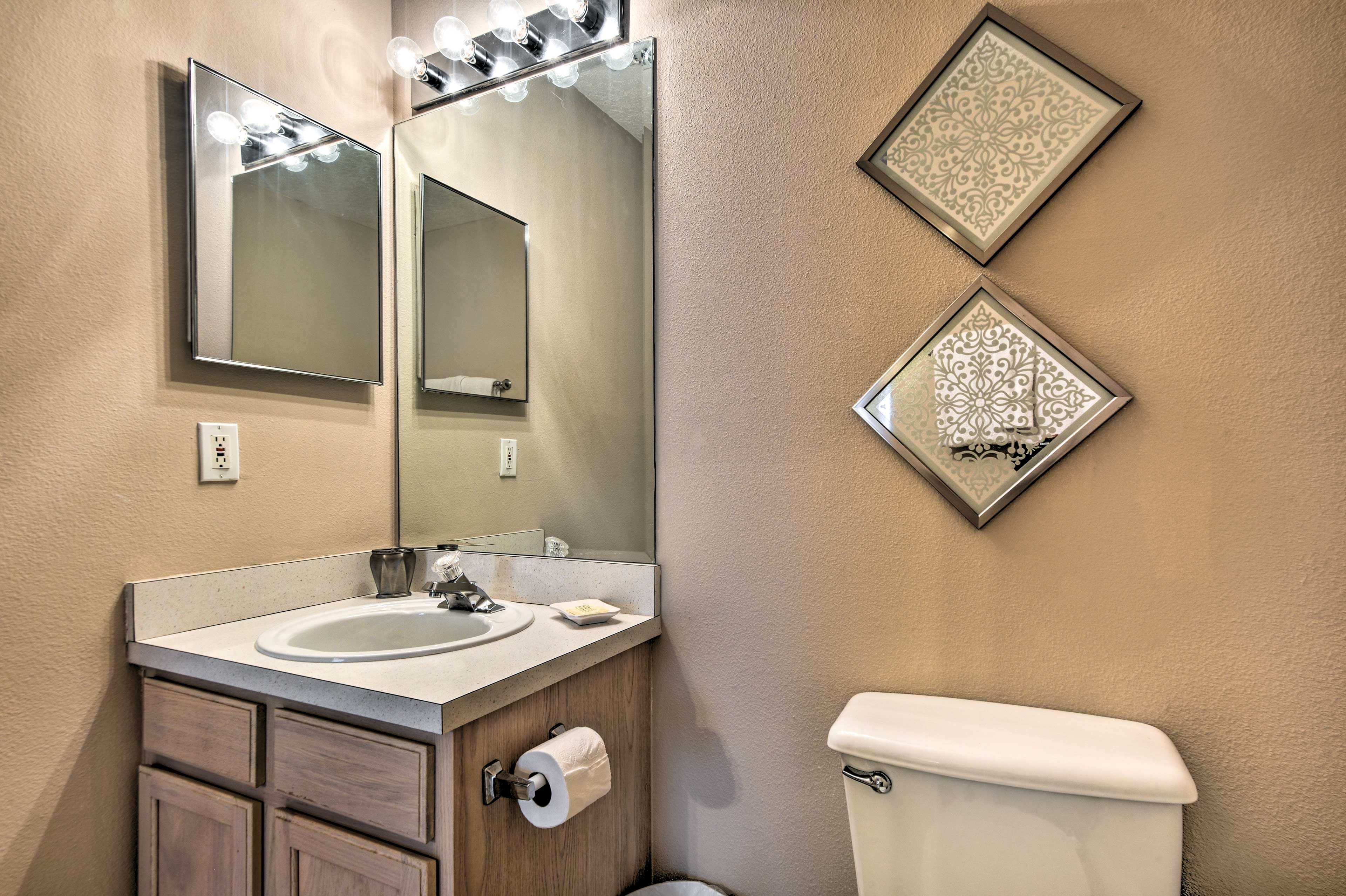 En-Suite Bathroom | Linens & Towels