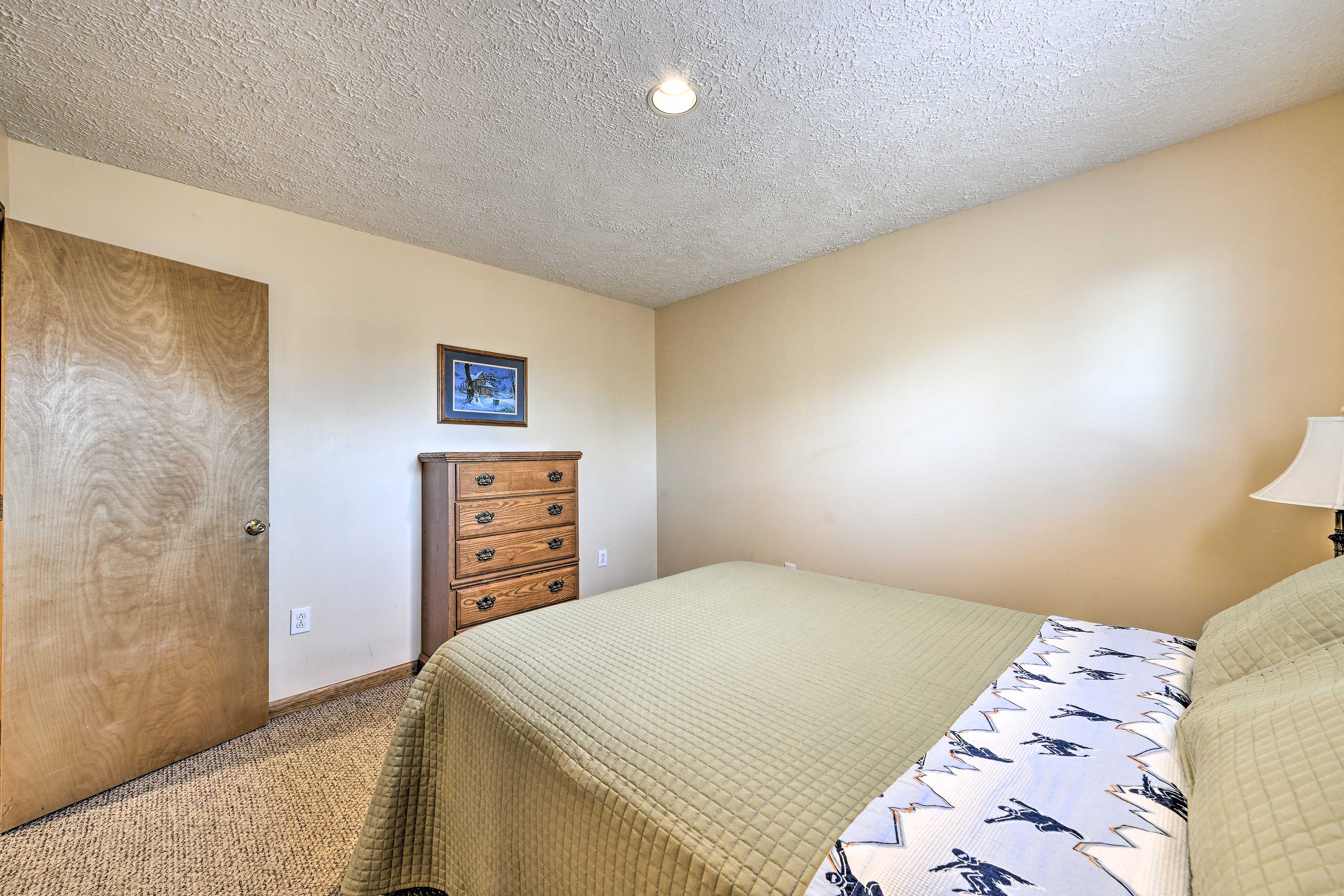 Bedroom 3 | Queen Bed