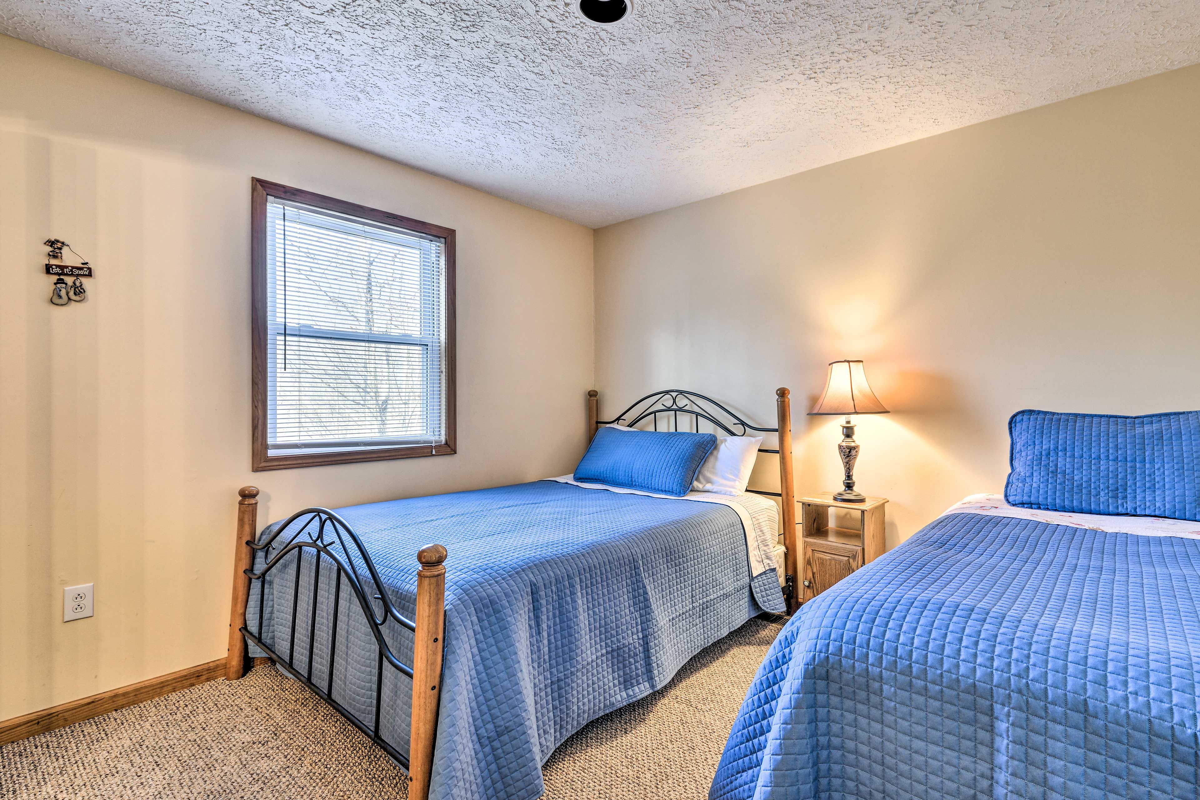 Bedroom 1 | Queen Bed | Twin Bed