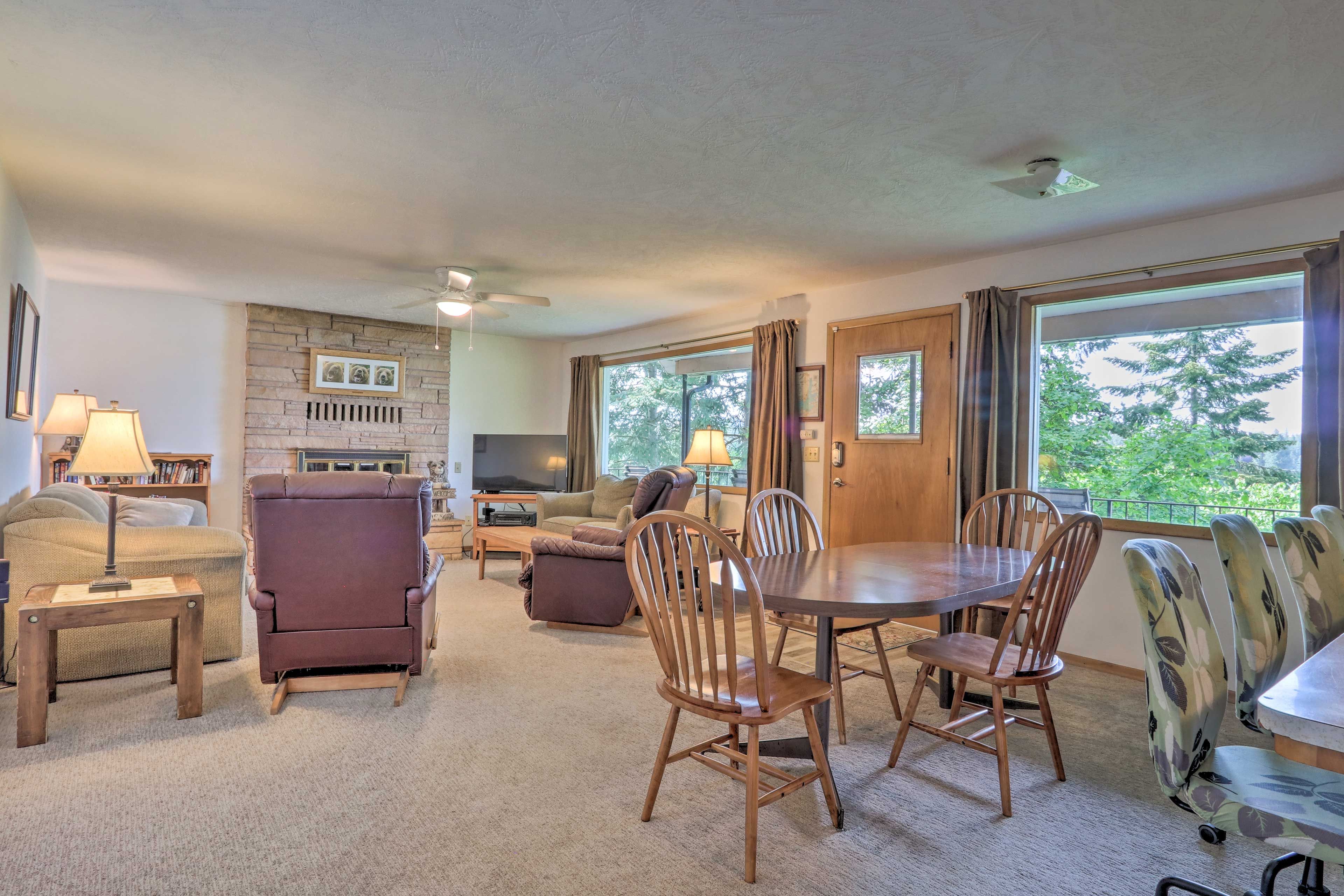 Living Room | Free WiFi | Smart TV | Main Level