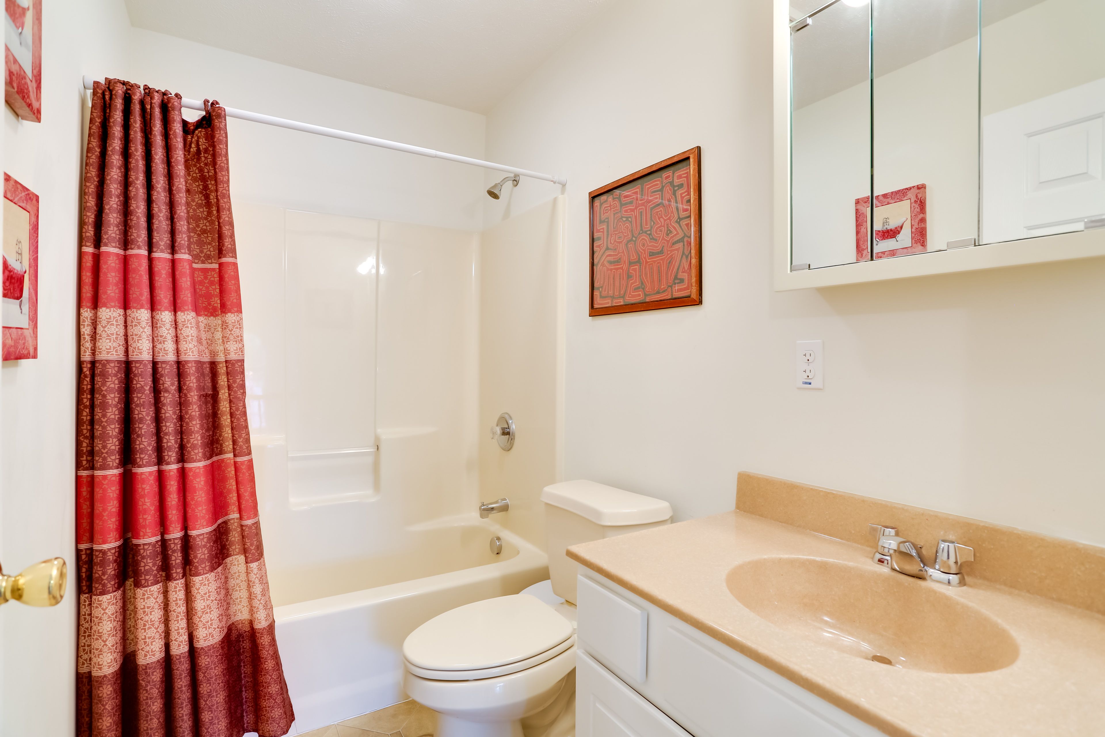 Full Bath | Complimentary Toiletries | 2nd Floor
