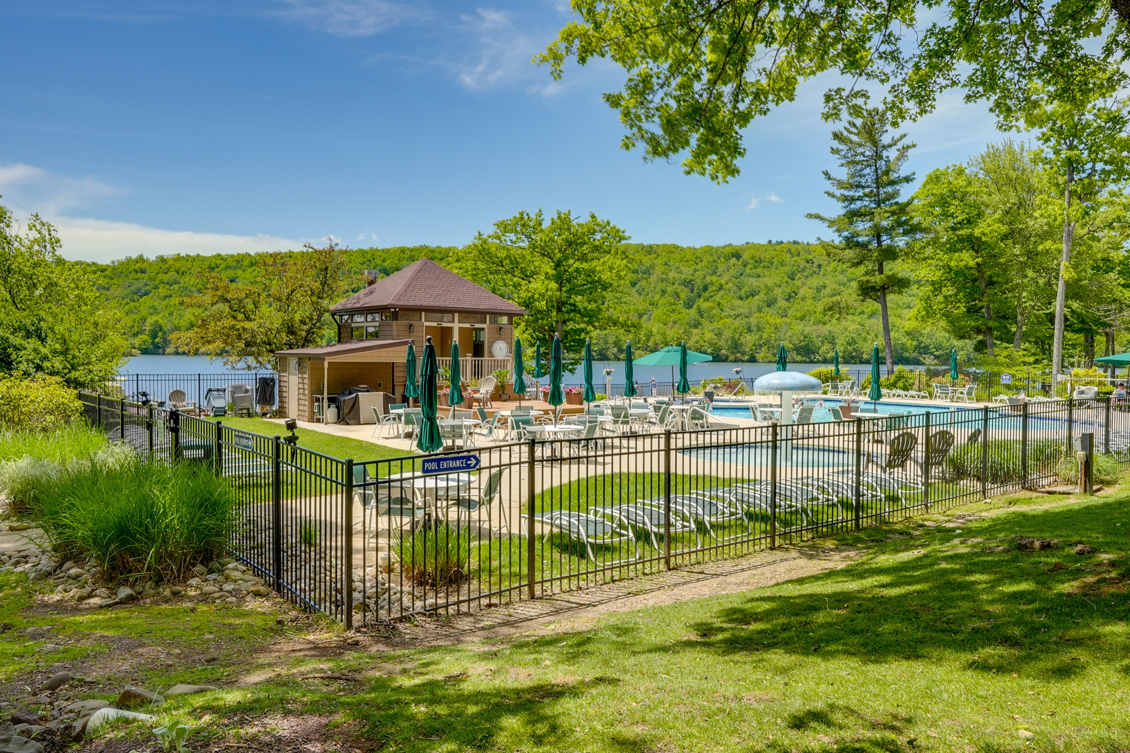 Midlake Community Amenities | Pool | Hot Tub | Shallow Pool