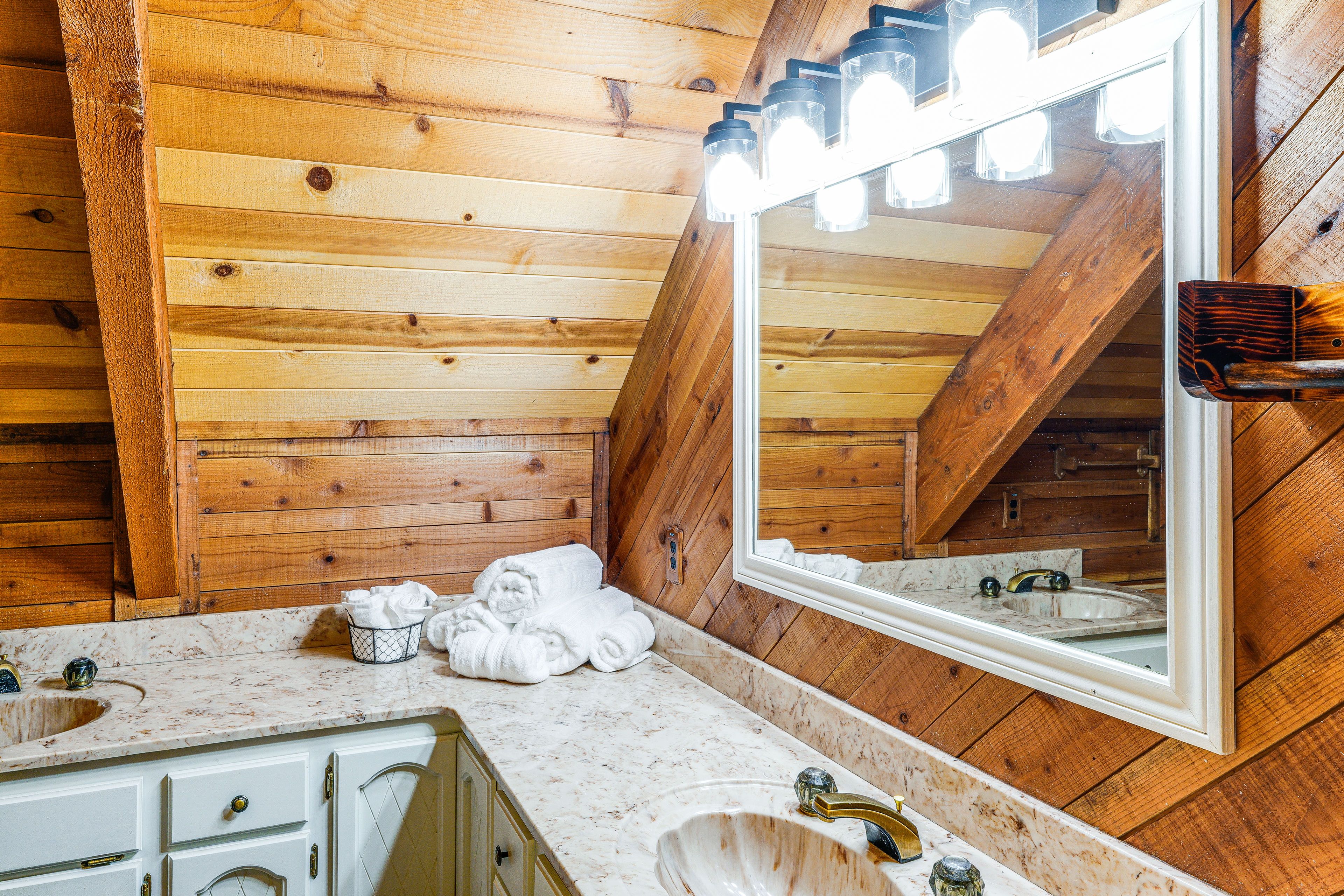 Full Bath | Upper Level