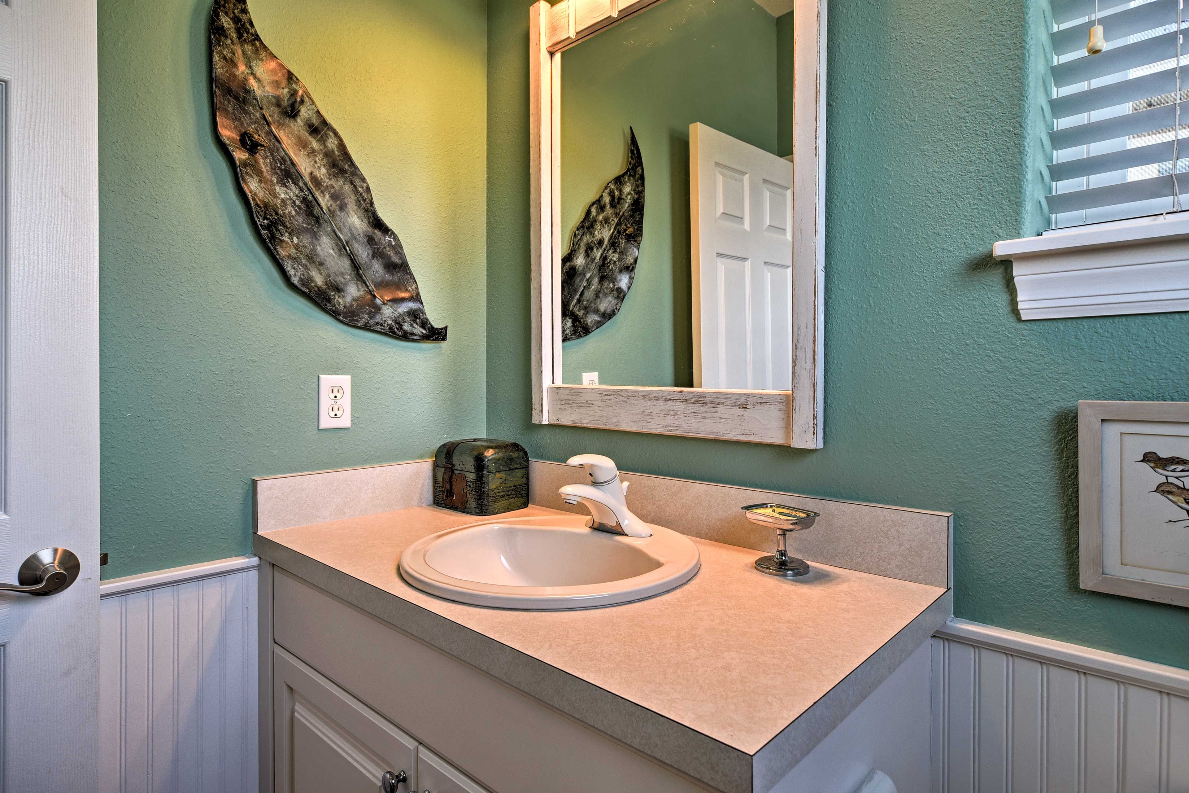 Half Bathroom | 2nd Floor | Towels Provided