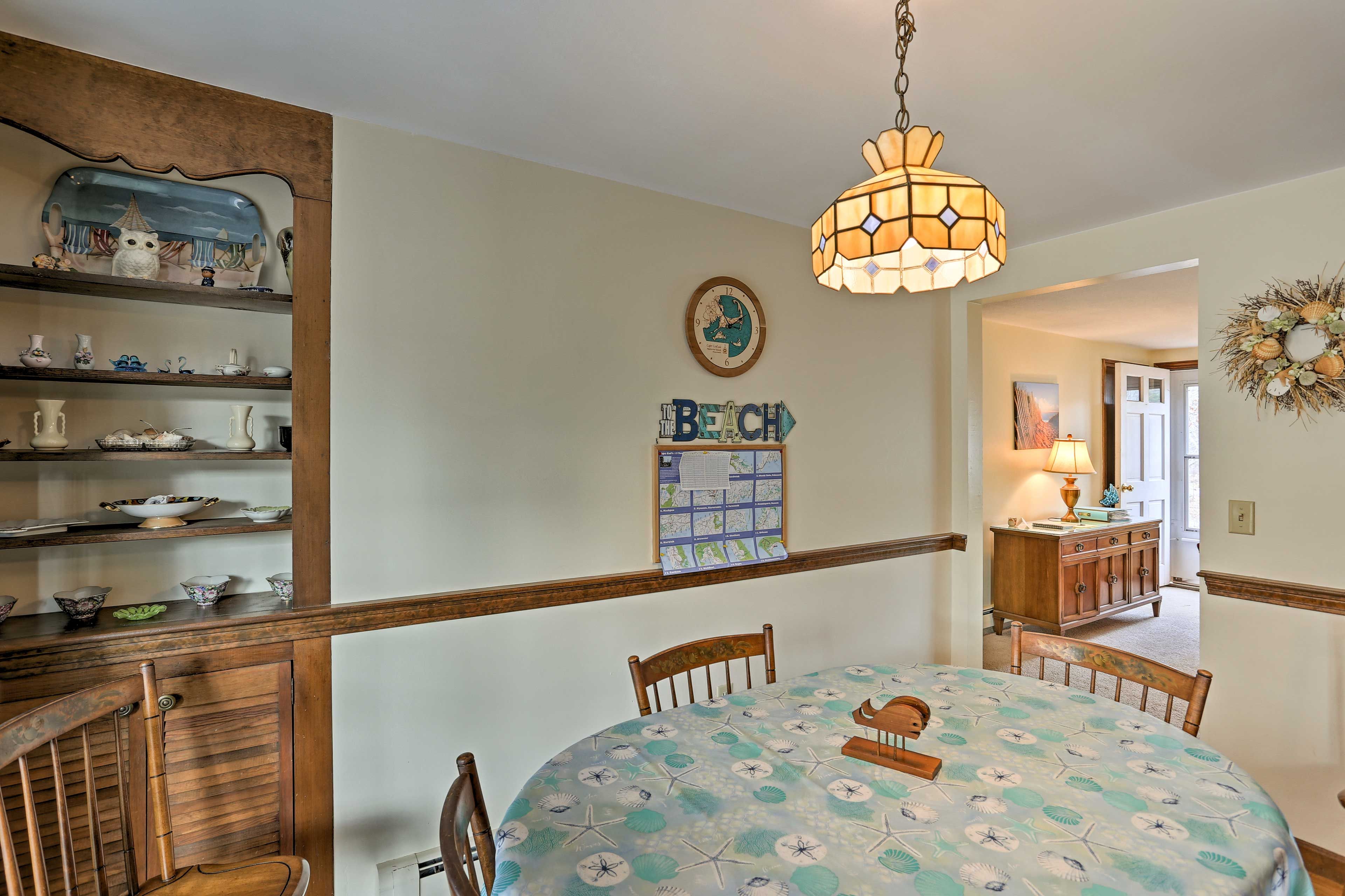 The kitchen table has room for up to 6.
