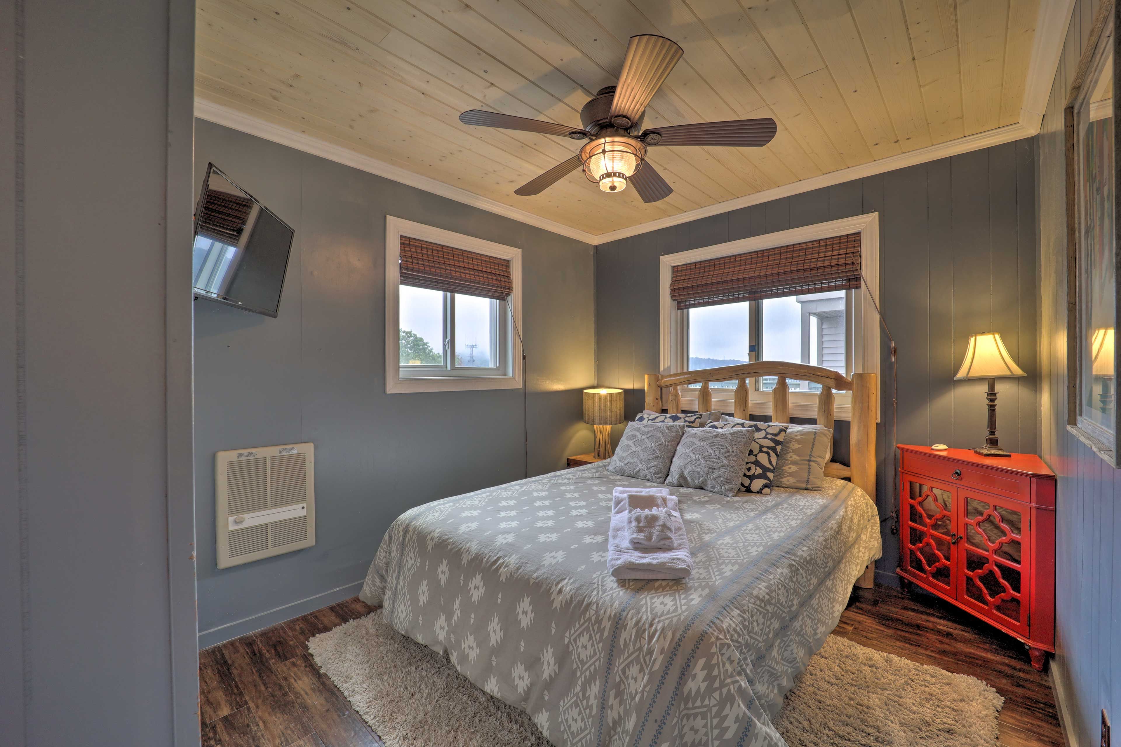 Bedroom 2 | Queen Bed