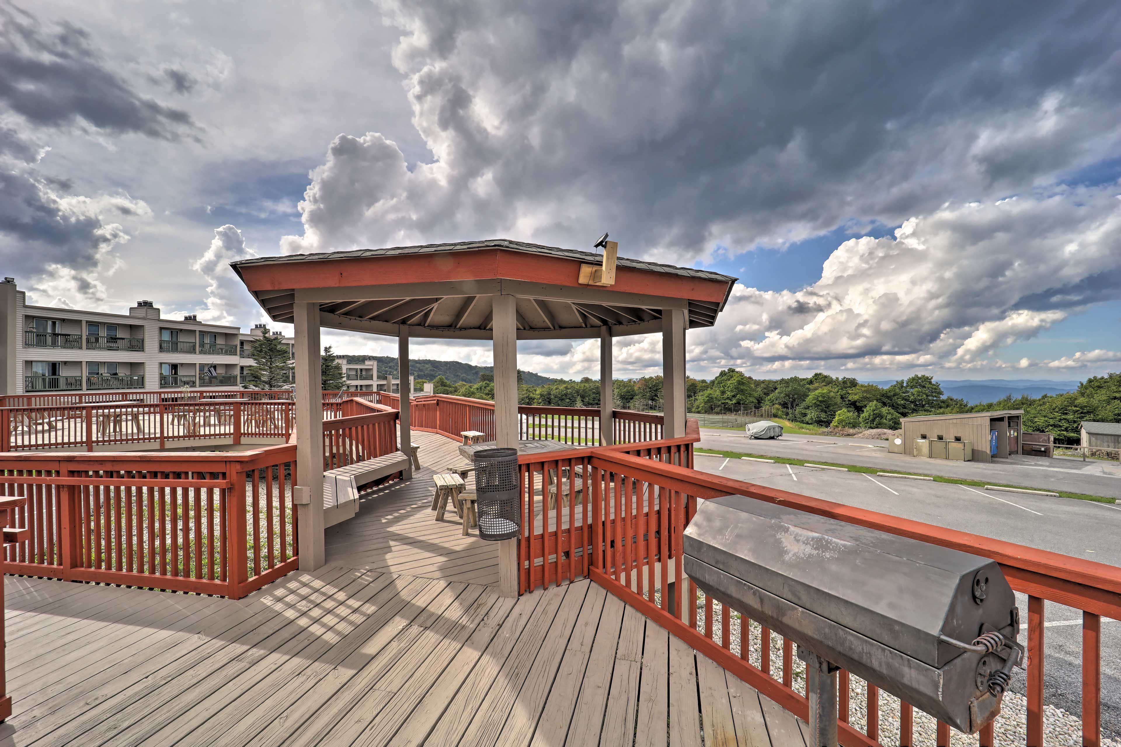 Deck | Grilling Stations