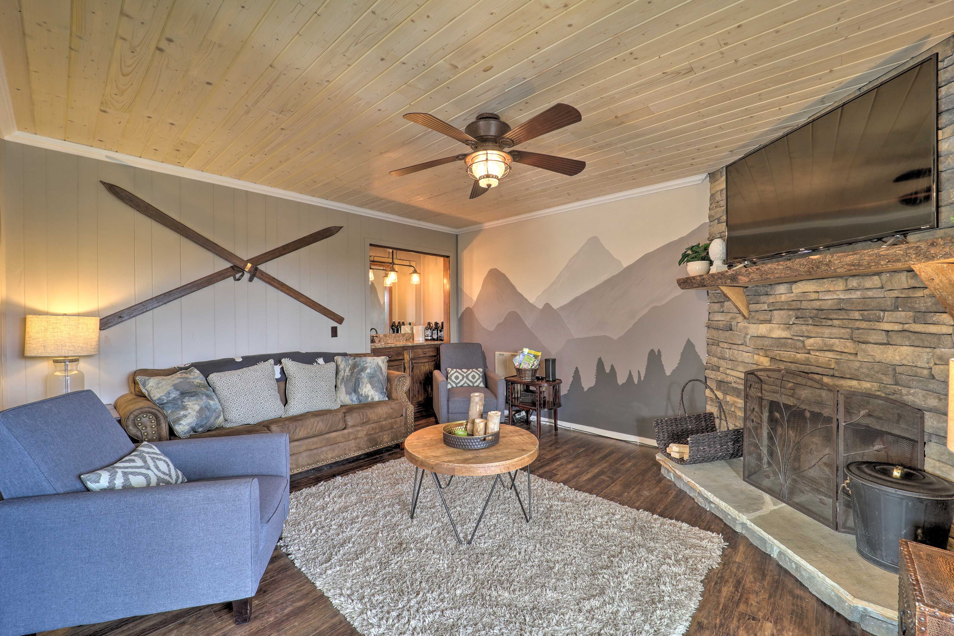 Living Room | Smart TV w/ Cable