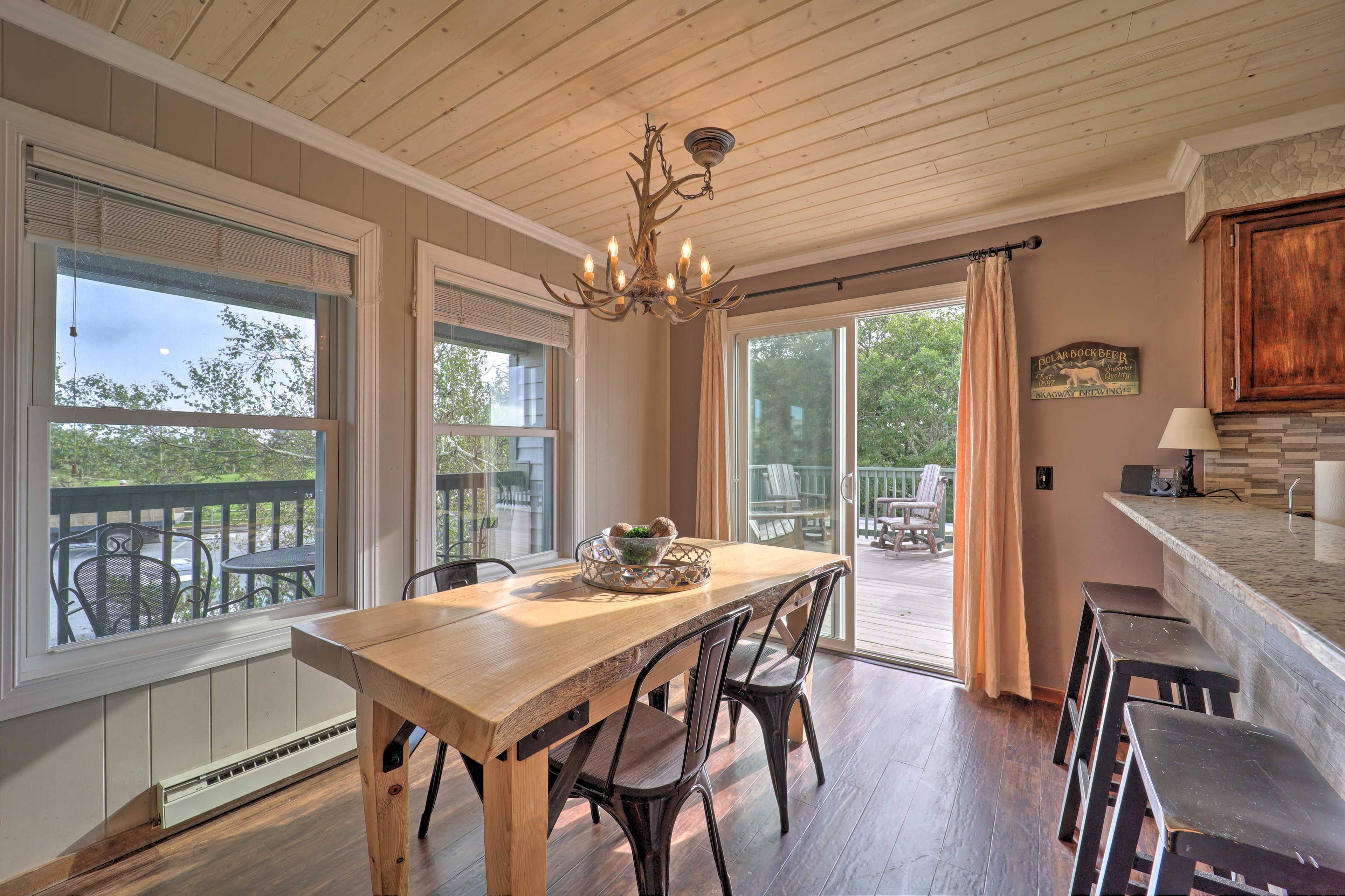 Dining Area | Dishware & Flatware Provided