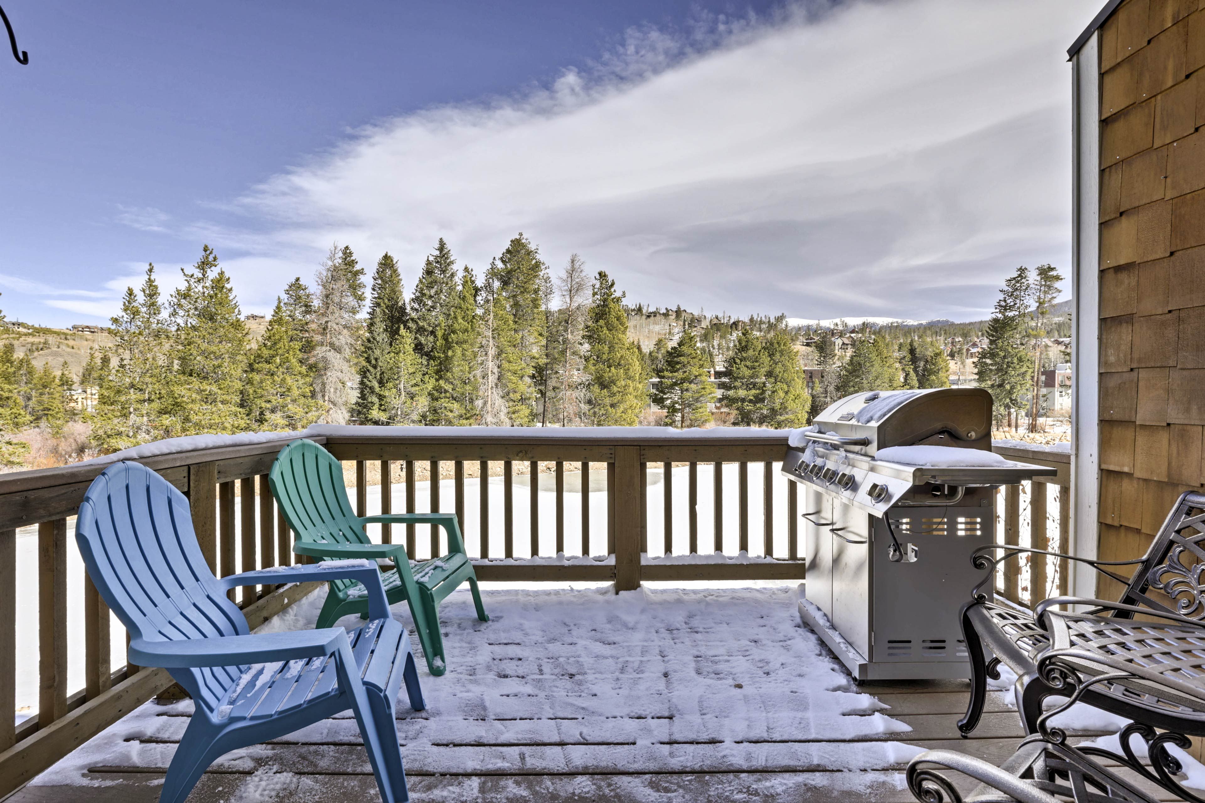 Walk to Main Street or easily access the free shuttle to the slopes.