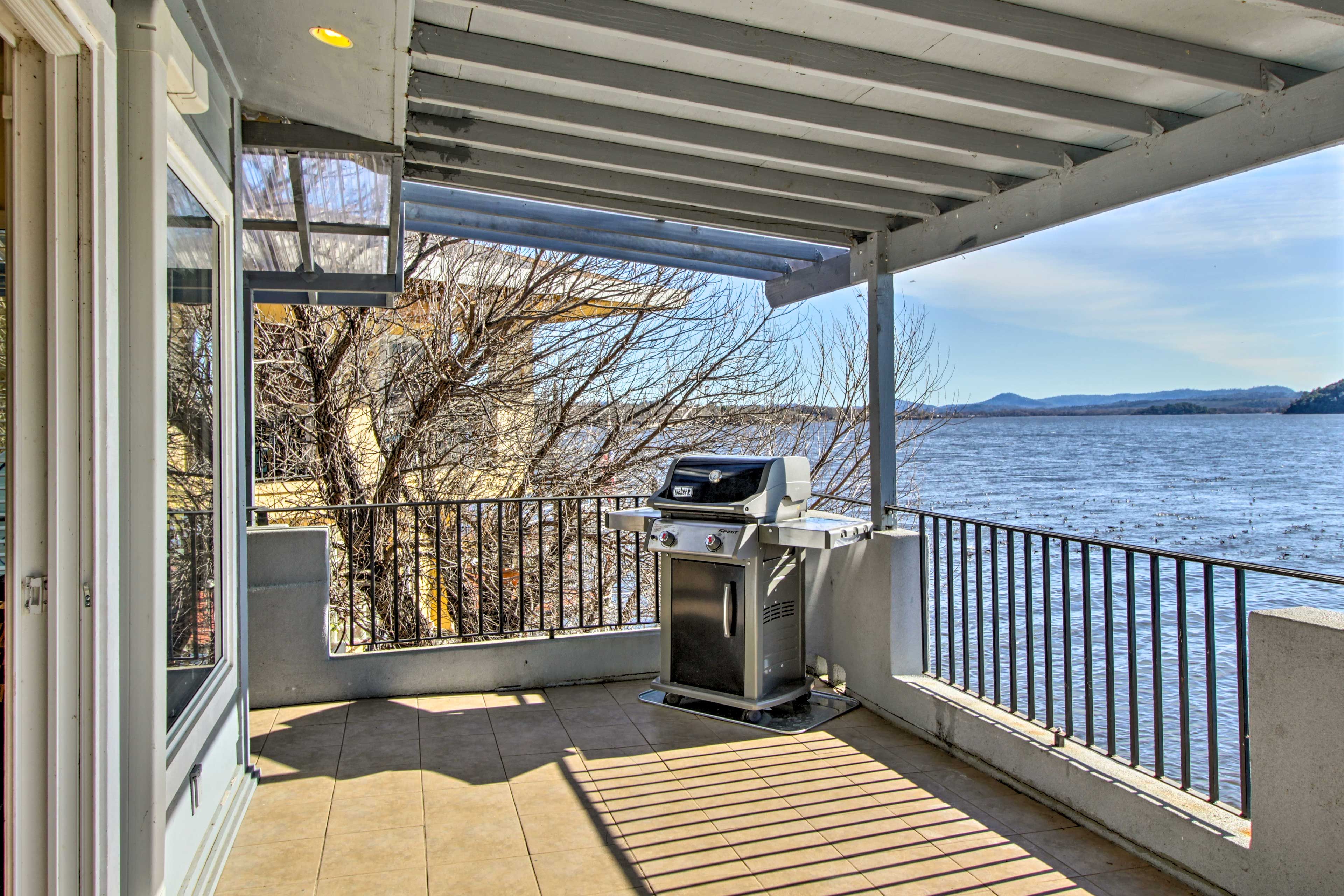 Wraparound Balcony | Gas Grill