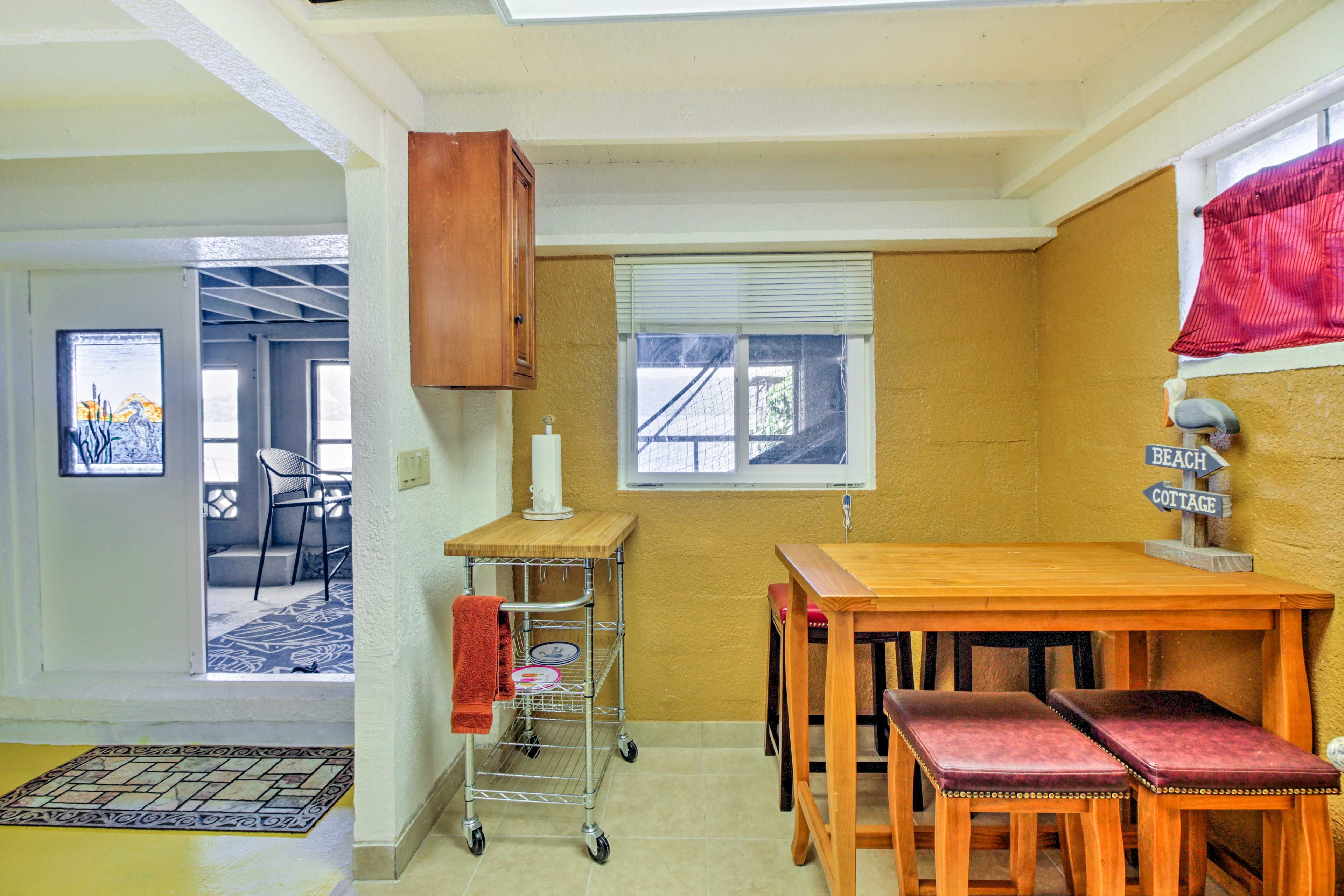 Kitchenette | Addional Dining Table