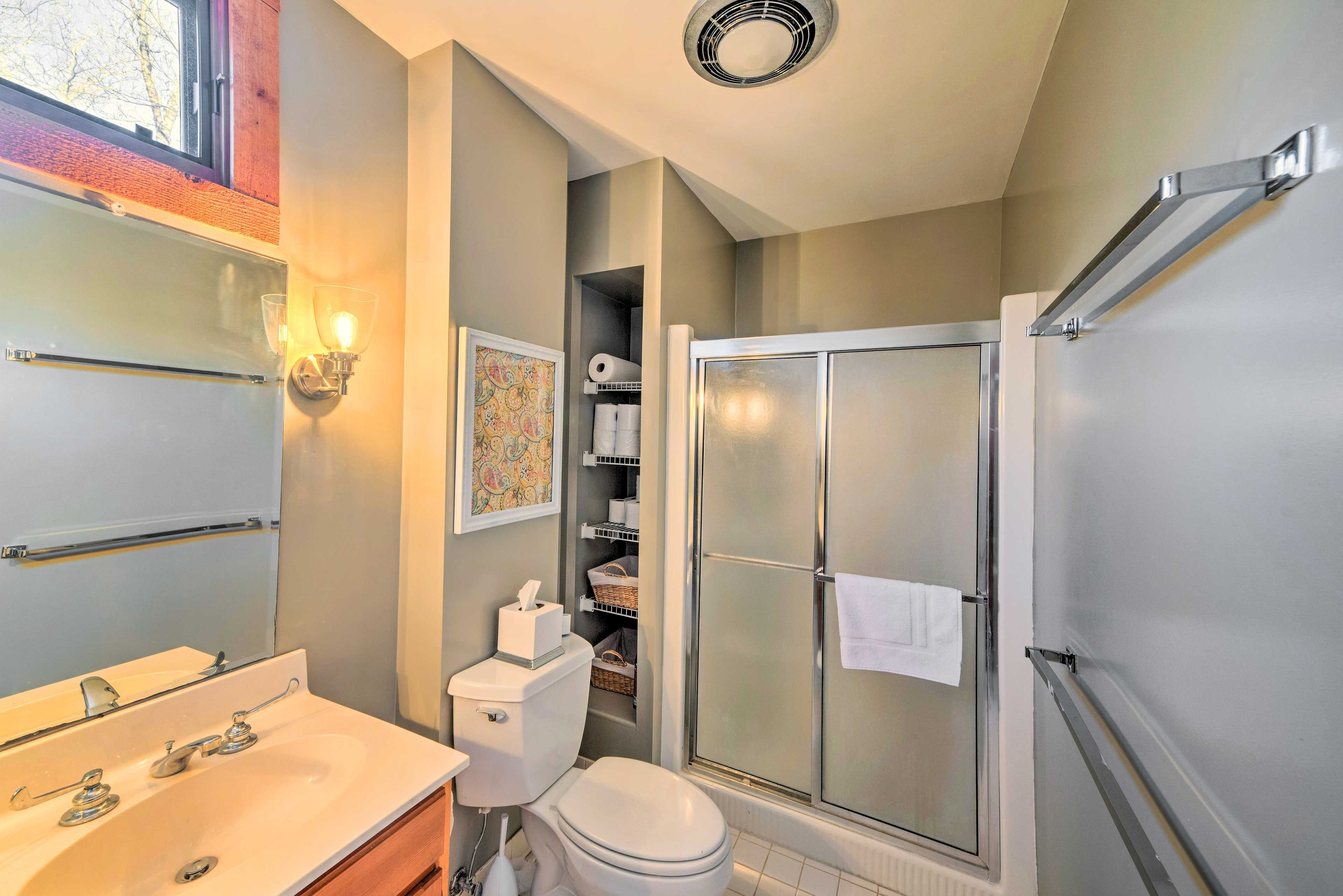 Full Bathroom | Toiletries Provided