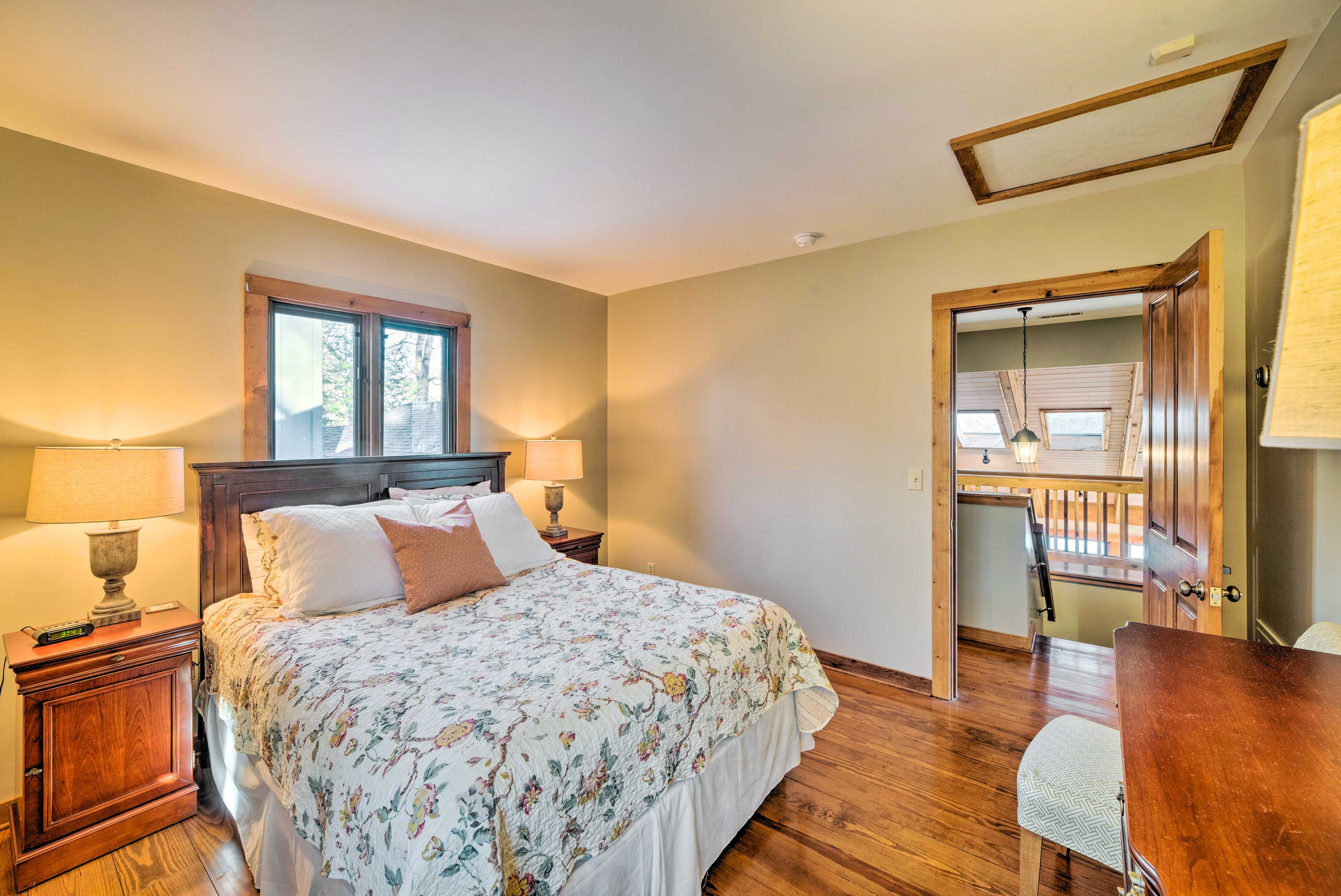 Bedroom 1 | Queen Bed