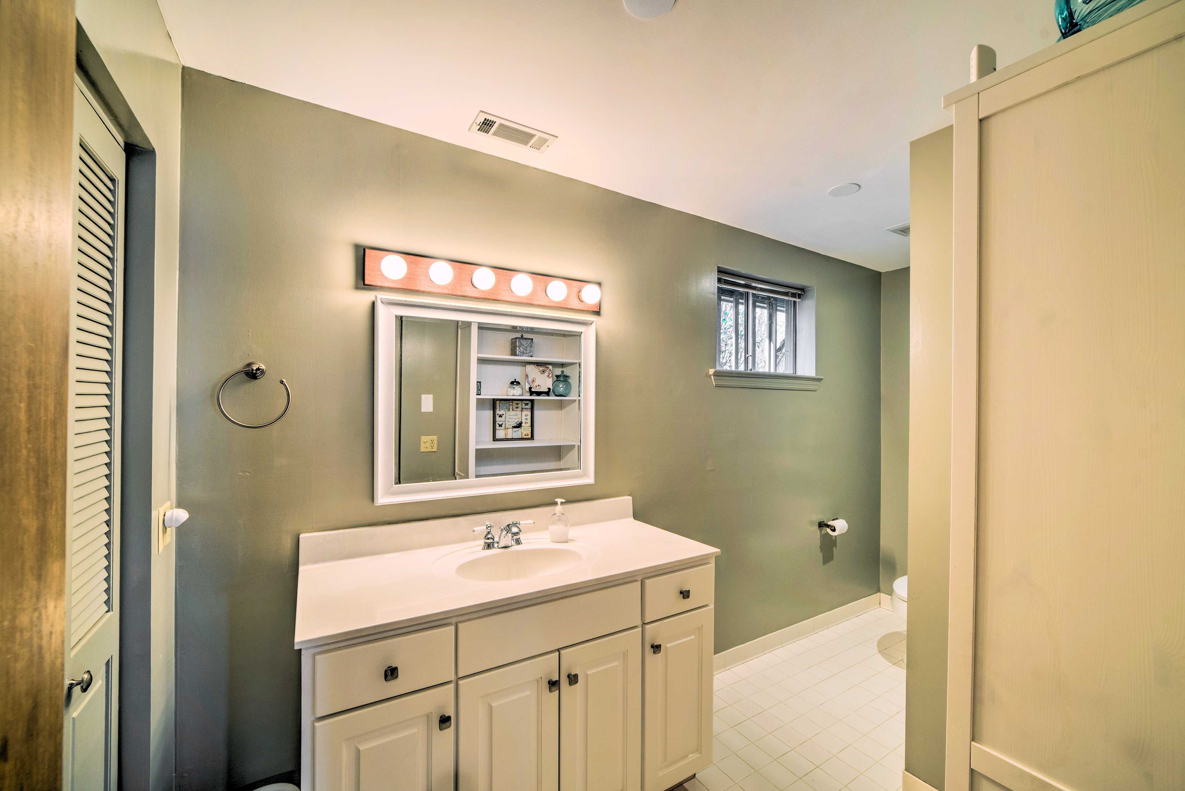 Full Bathroom | Towels Provided