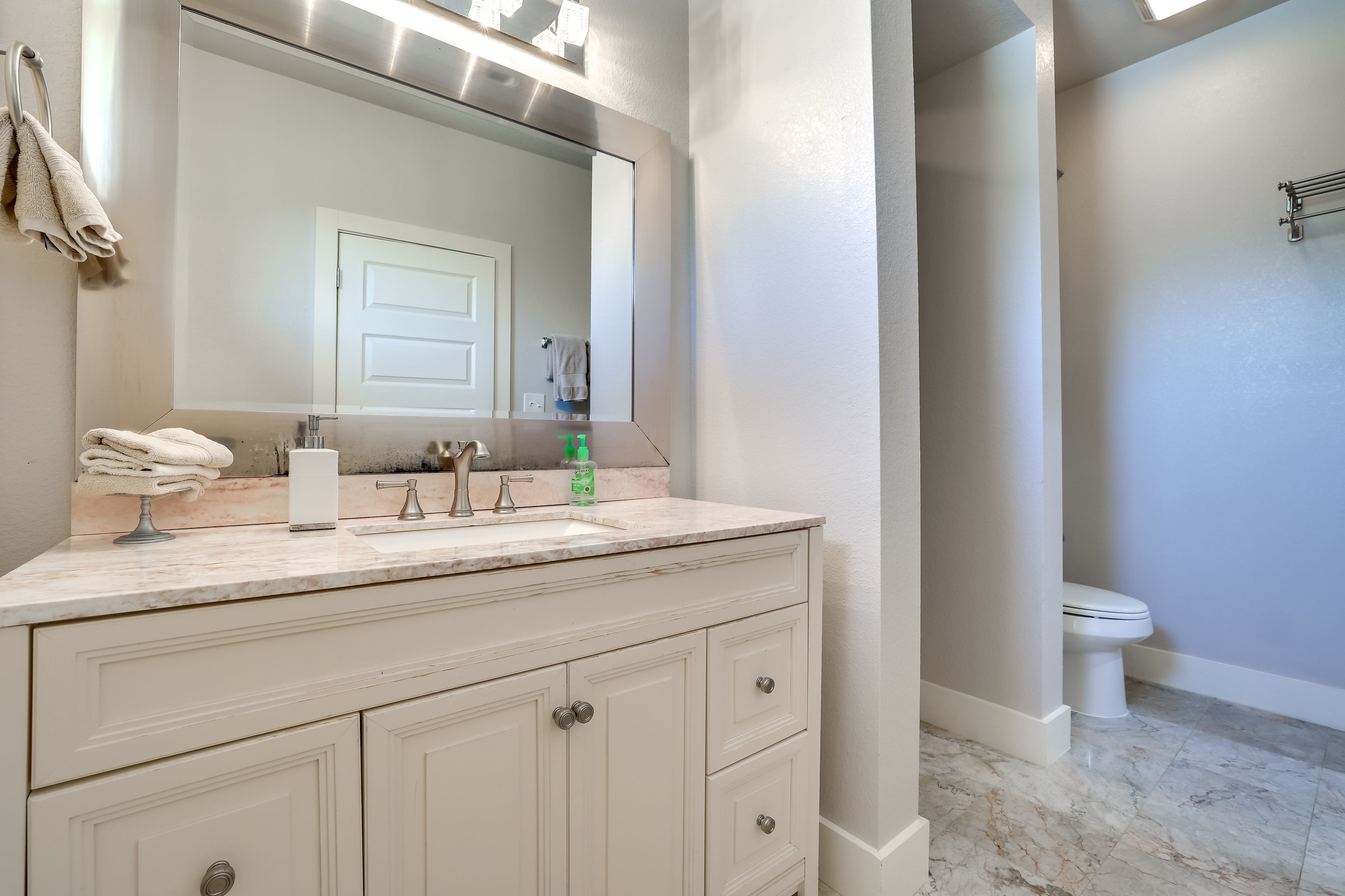 Full Bathroom | 2nd Floor