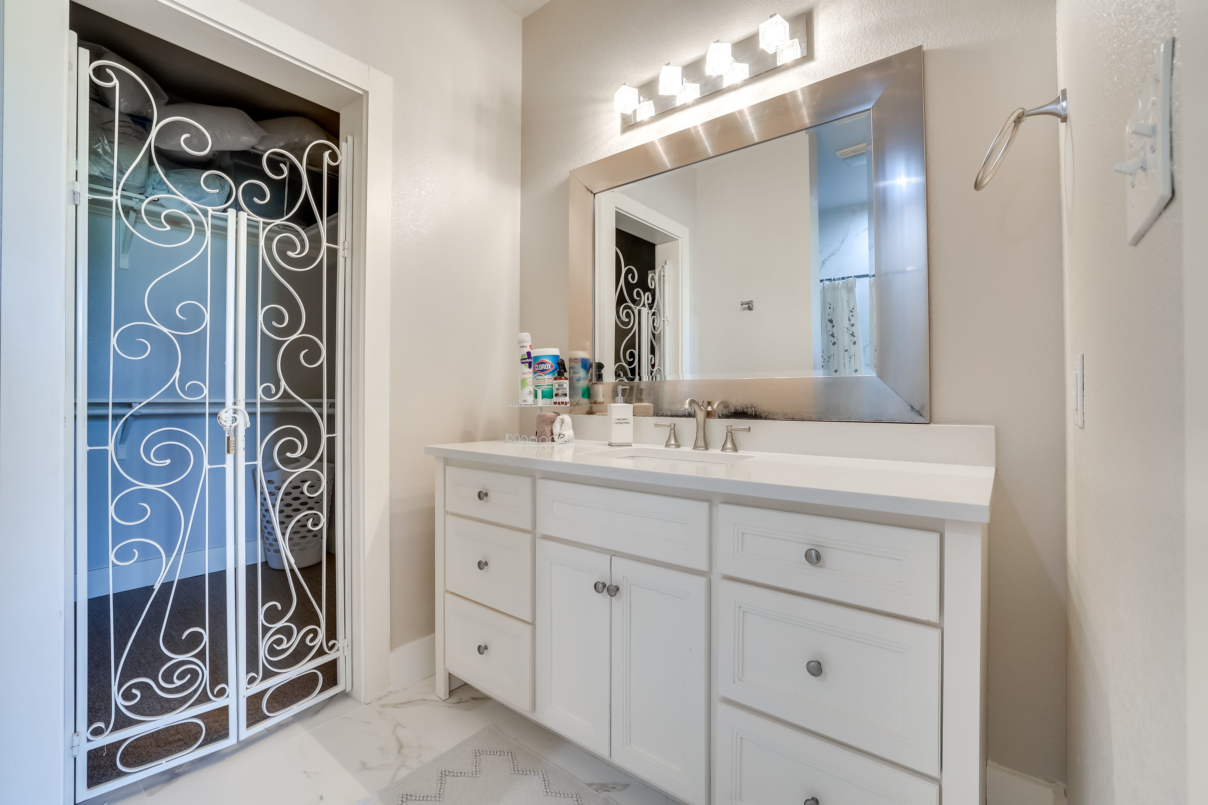 Full Bathroom | Towels Provided | 2nd Floor