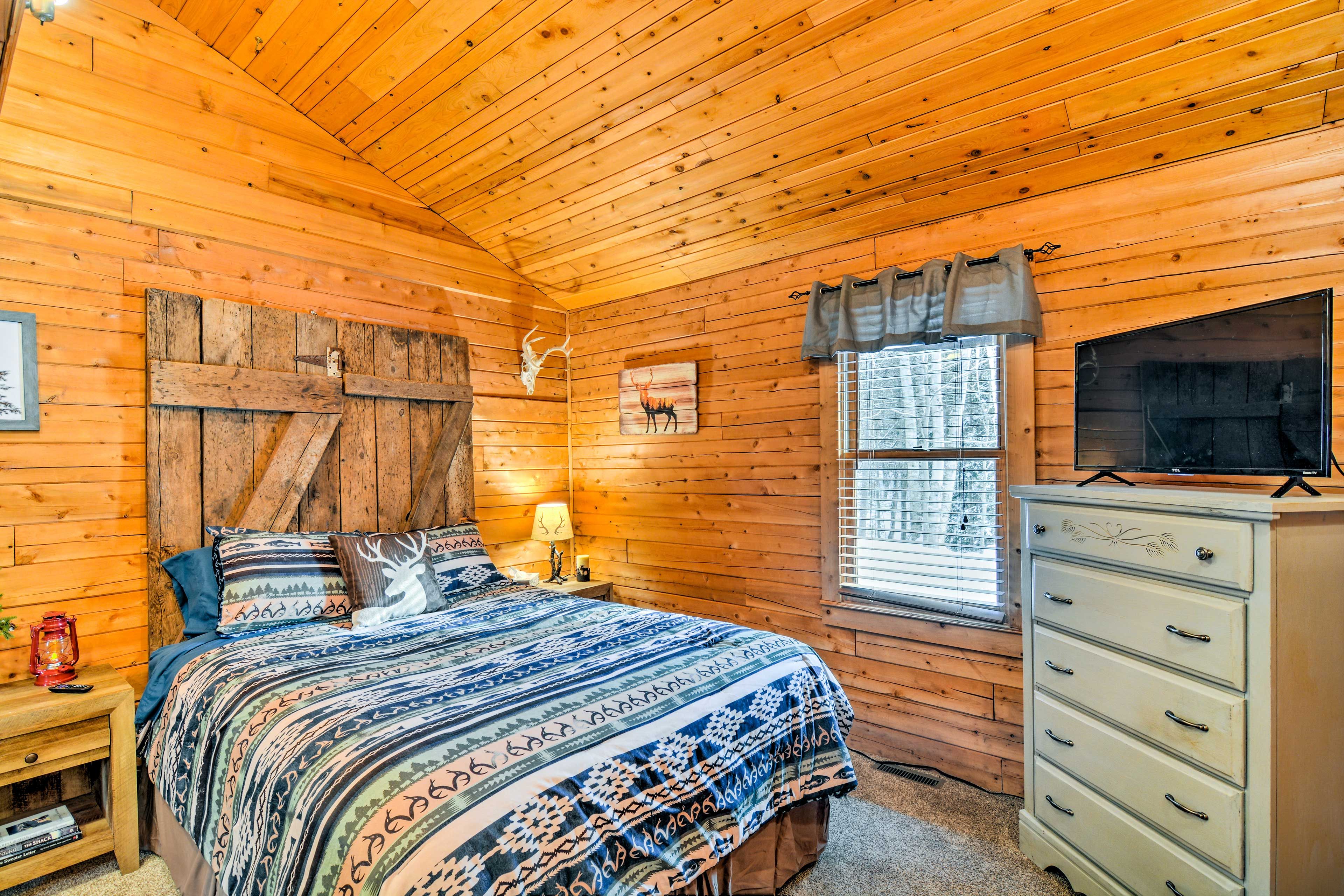 Bedroom 1 | Queen Bed
