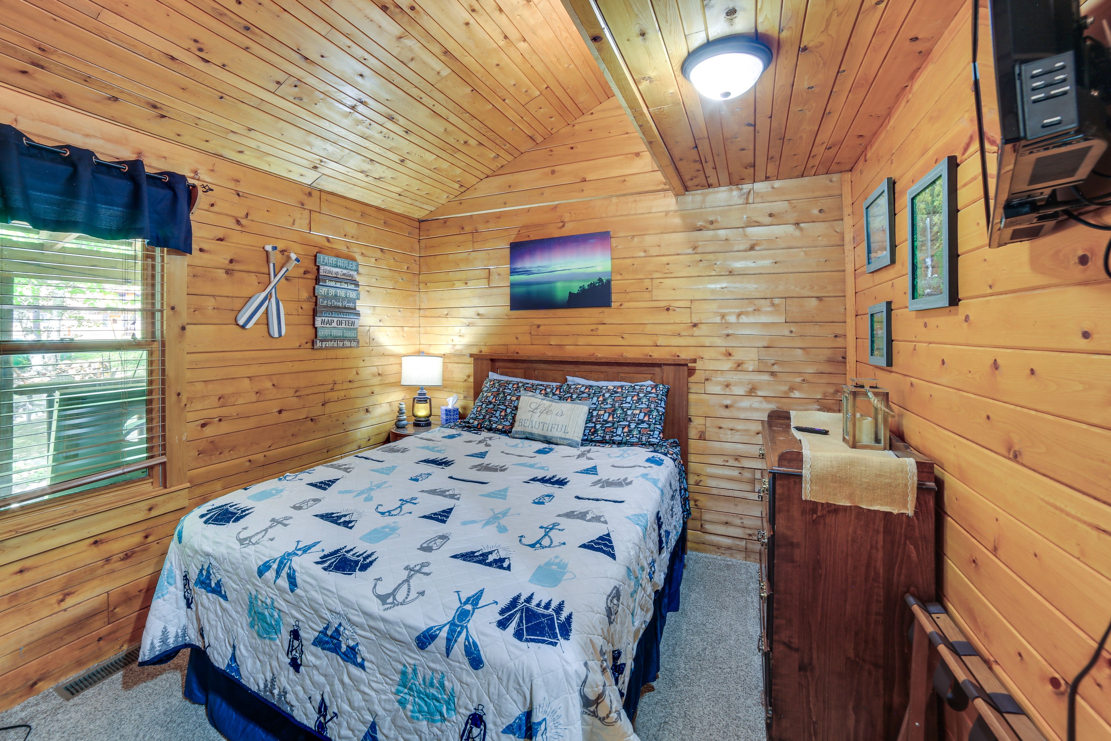 Bedroom 2 | Queen Bed