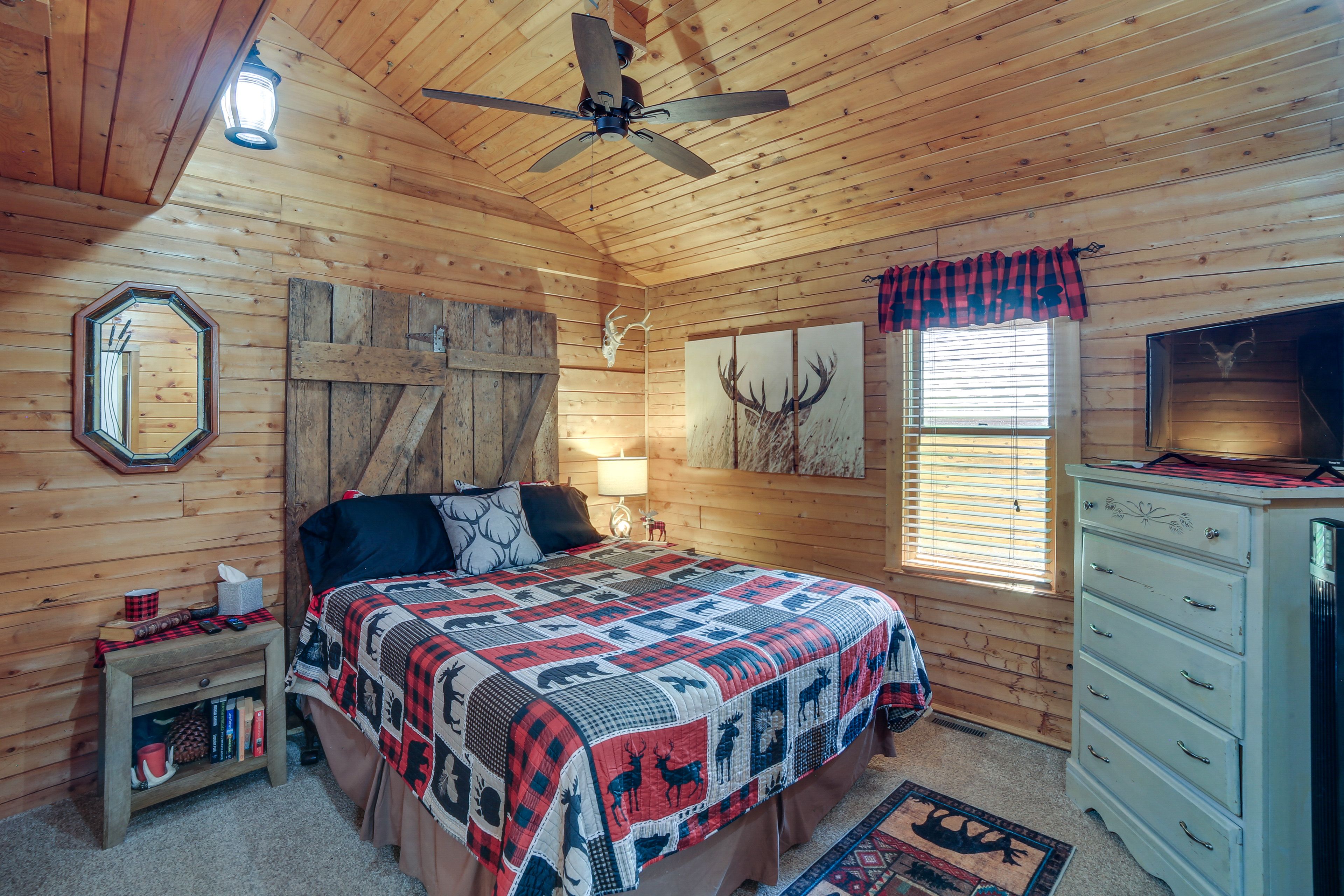 Bedroom 1 | Queen Bed