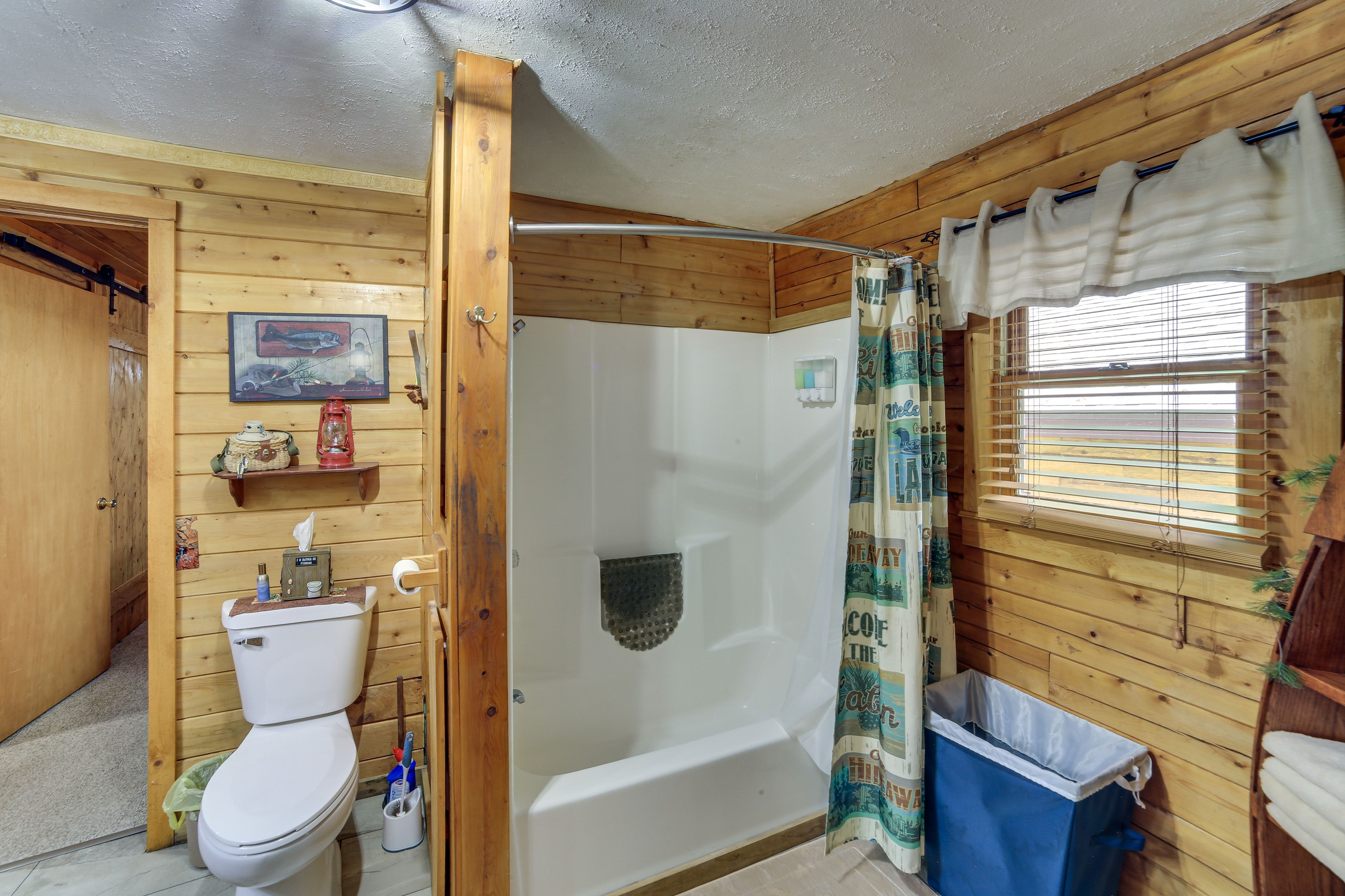 Full Bathroom | Linens & Towels | Hair Dryer