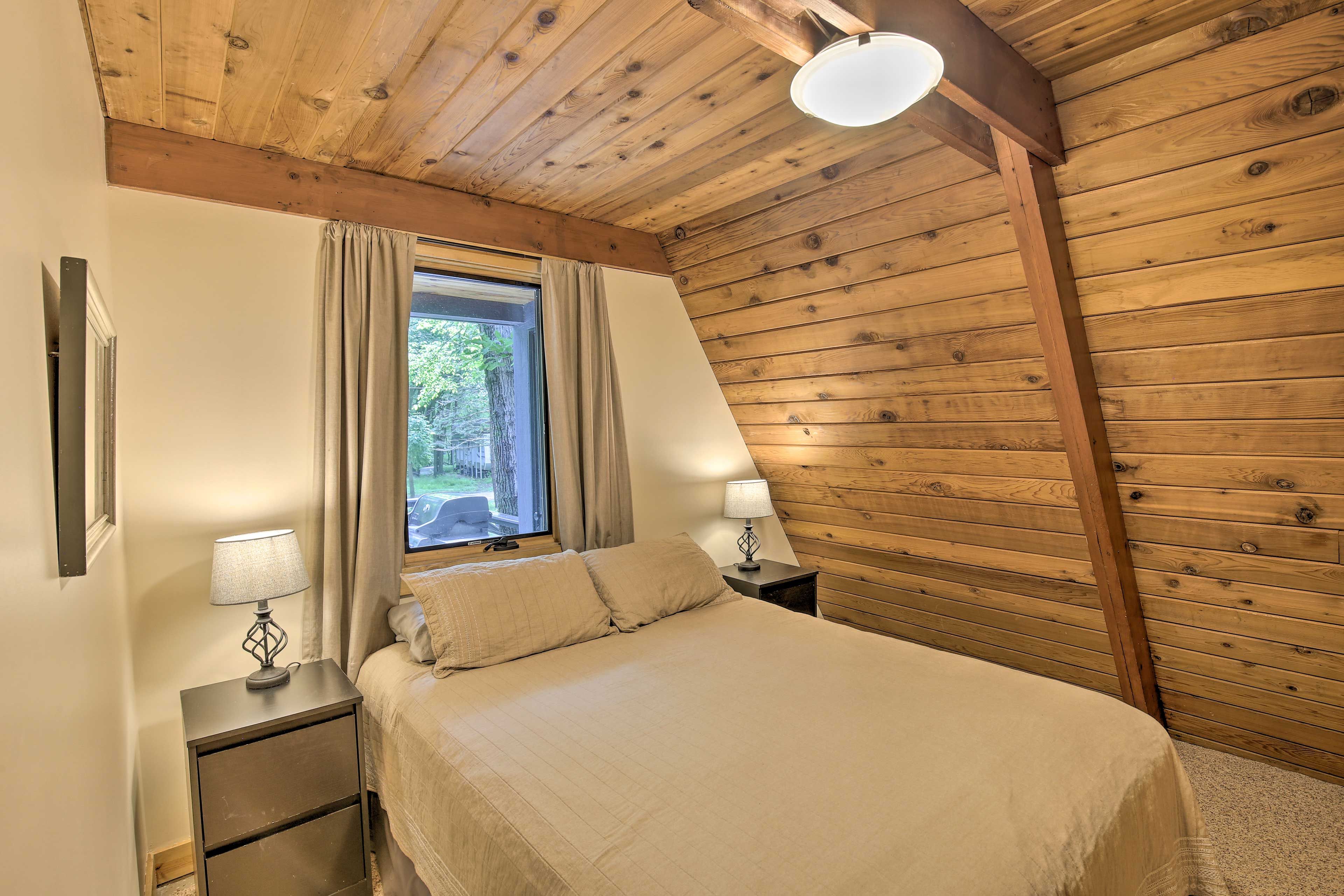 Bedroom 2 | Queen Bed | 1st Floor