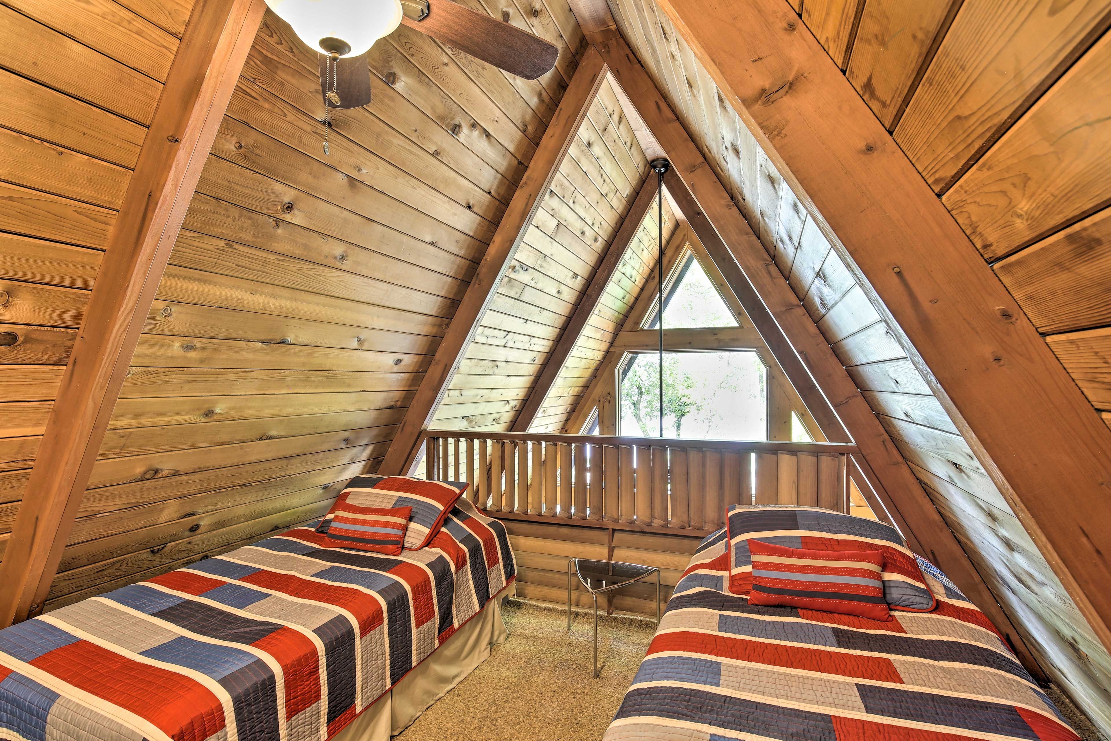 Loft | 2 Twin Beds | 2nd Floor