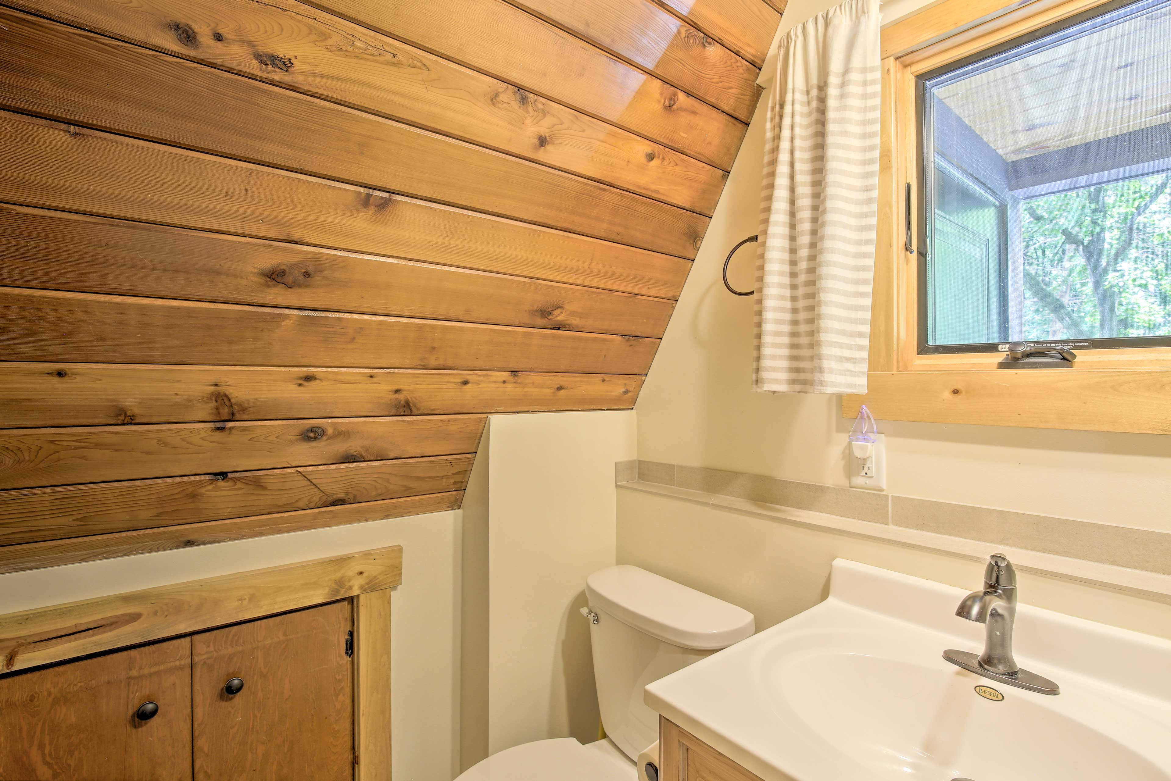 Full Bathroom | 1st Floor