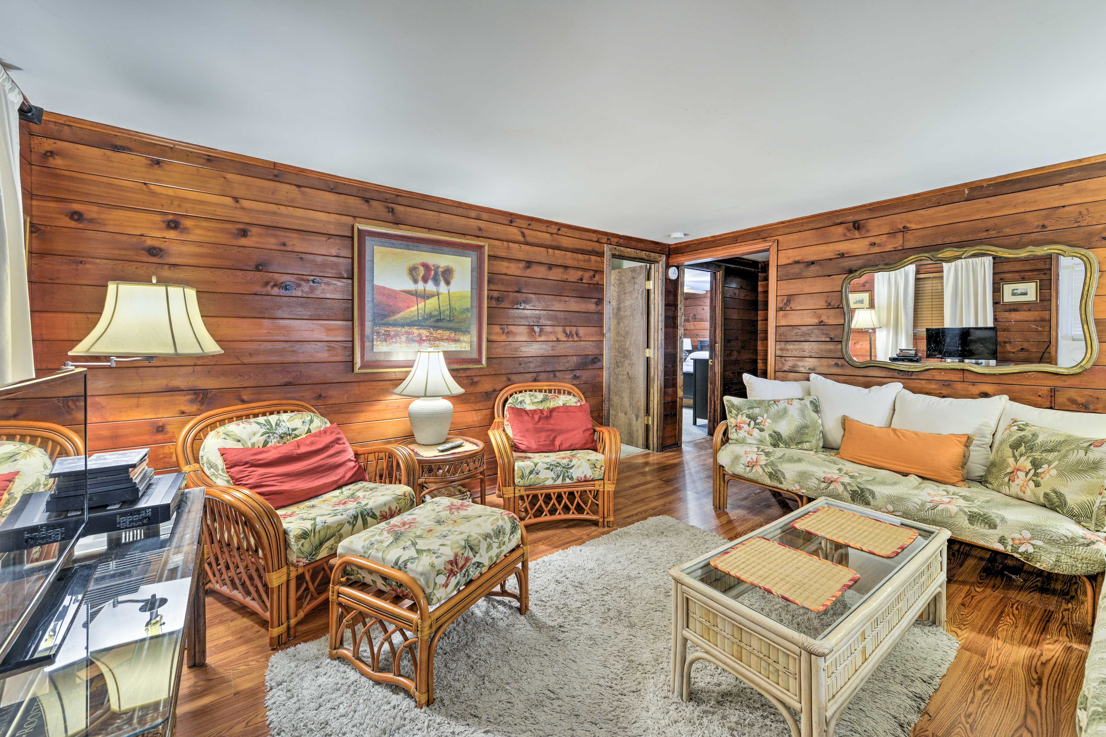 Living Room | Free WiFi | Central A/C | Central Heating | Cable TV