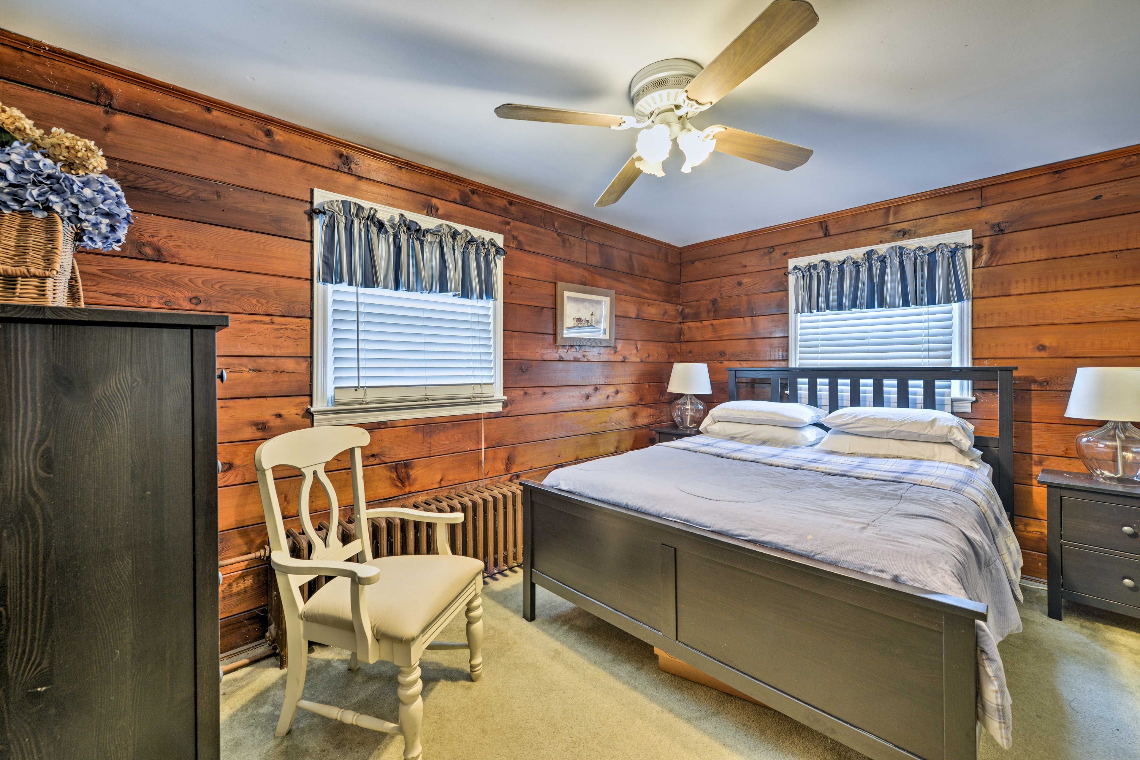 Bedroom 1 | Queen Bed