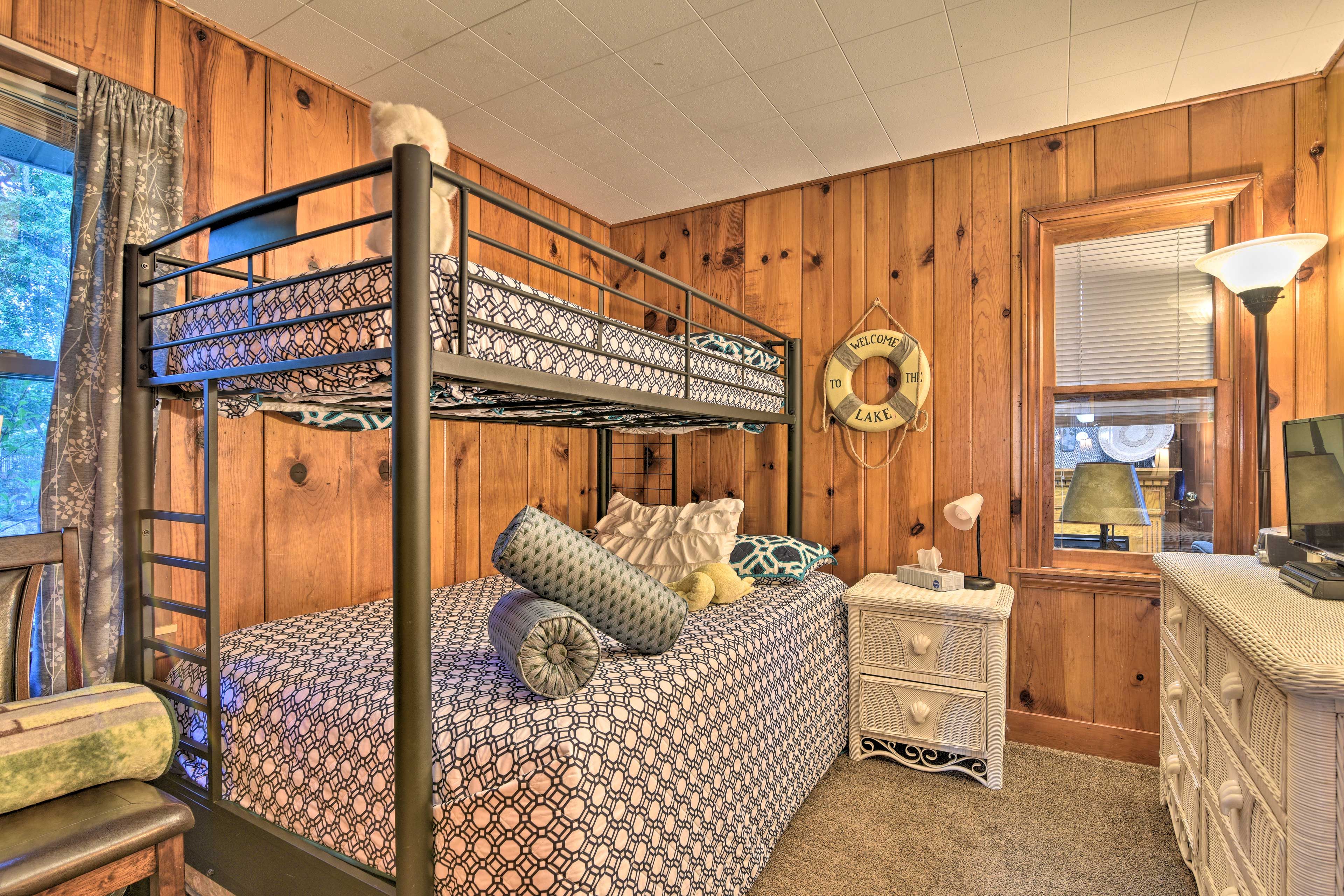 Bedroom 3 | Twin/Full Bunk Bed