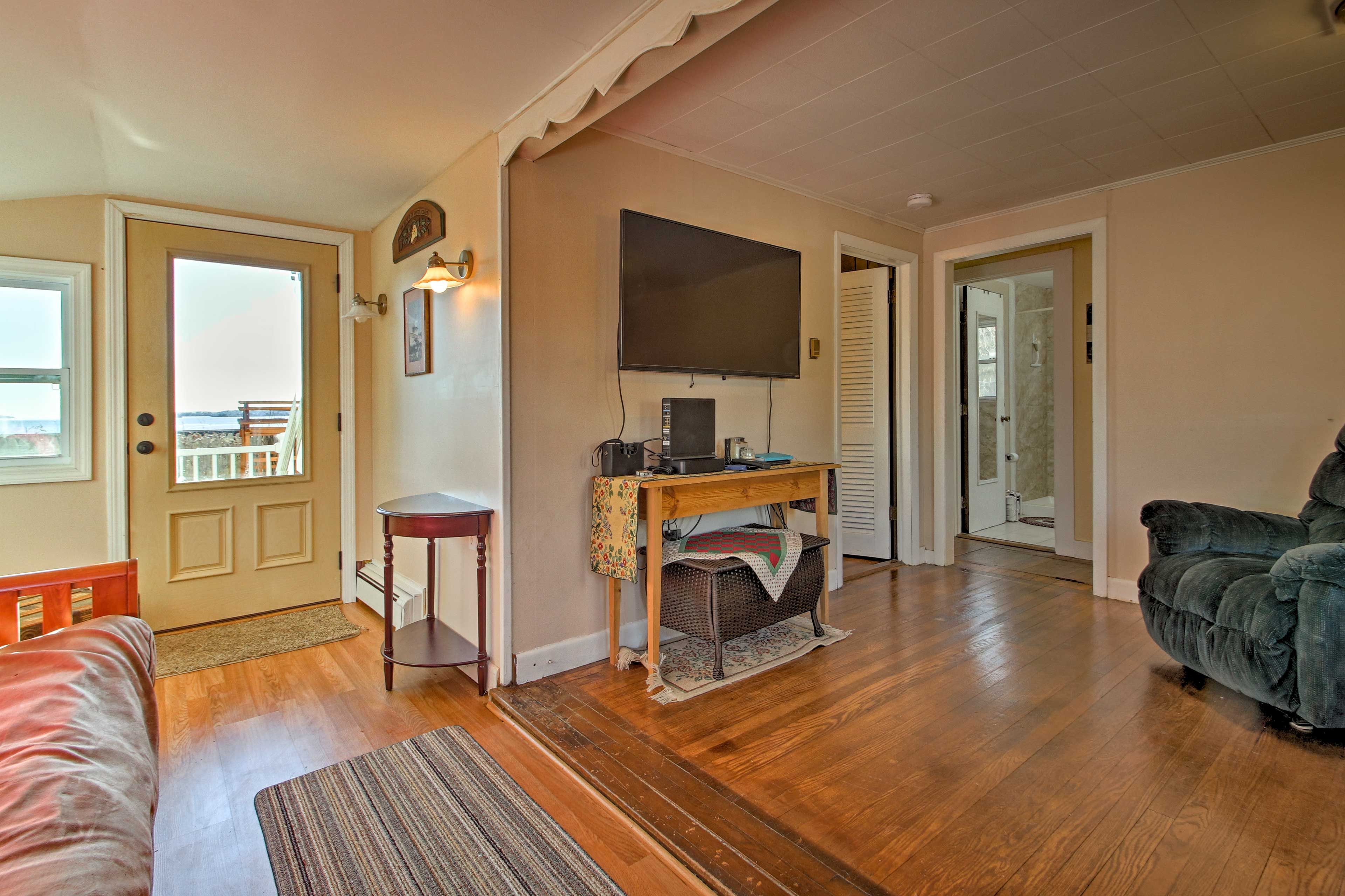 Living Room | Dog Friendly w/ Fee (2 Max) | Free WiFi