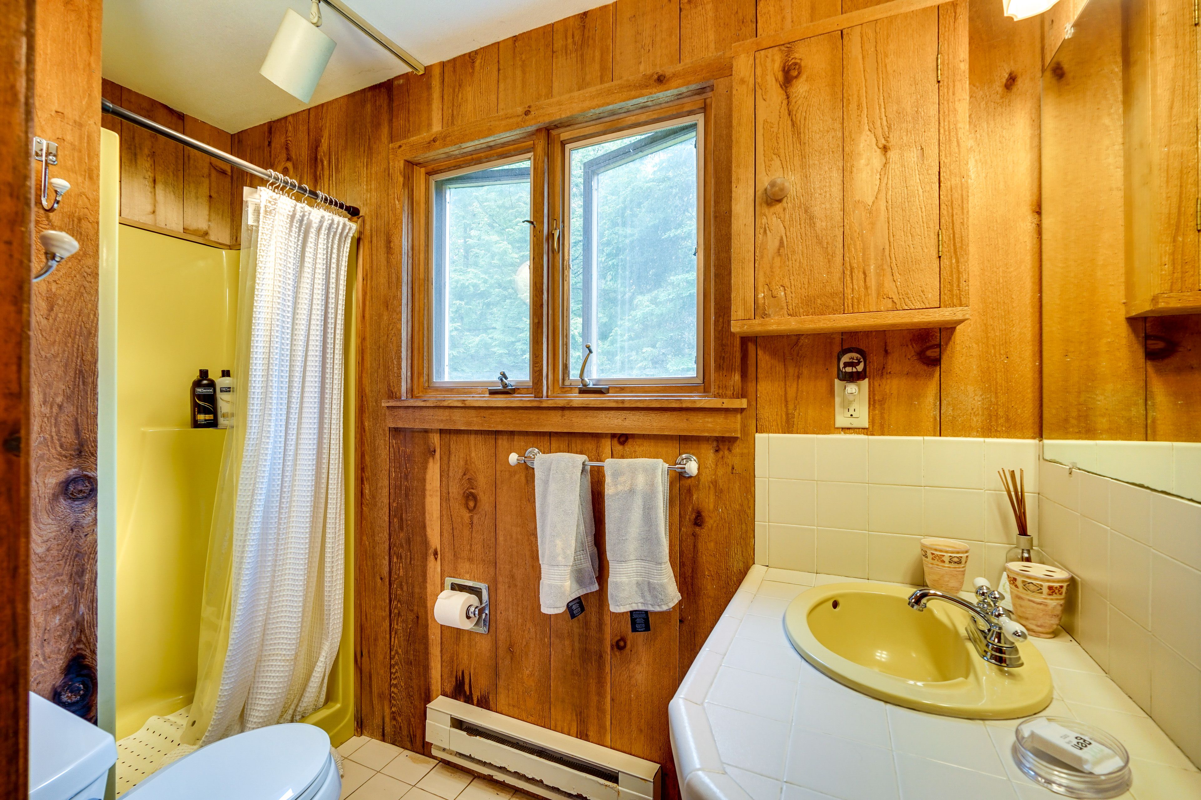 Full Bathroom | Complimentary Toiletries